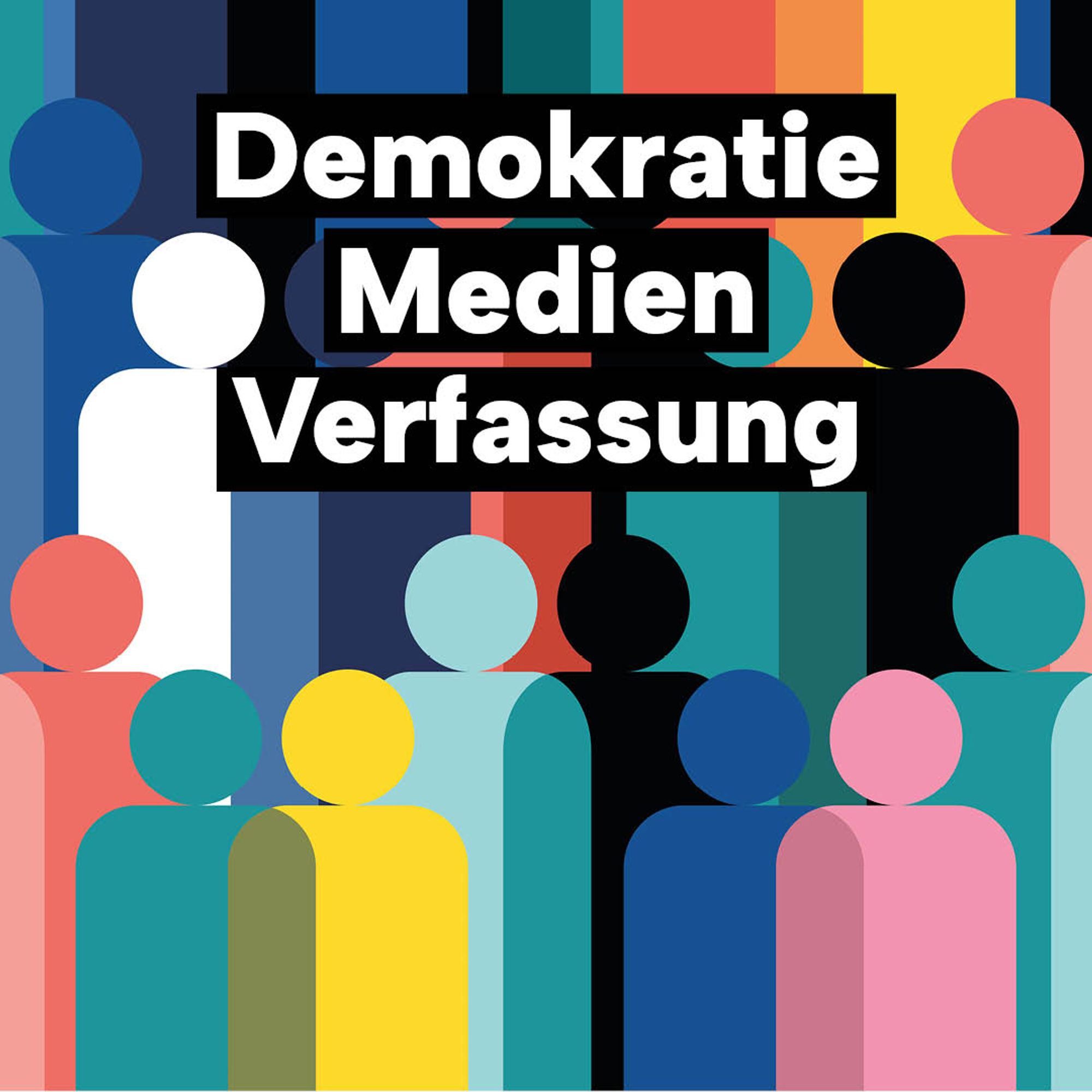 In den Farben unterschiedlich und bunt, in den Silhouetten geometrisch identisch dargestellte Menschen. Darüber in weiß auf schwarzem Grund der Schriftzug: "Demokratie, Medien, Verfassung"