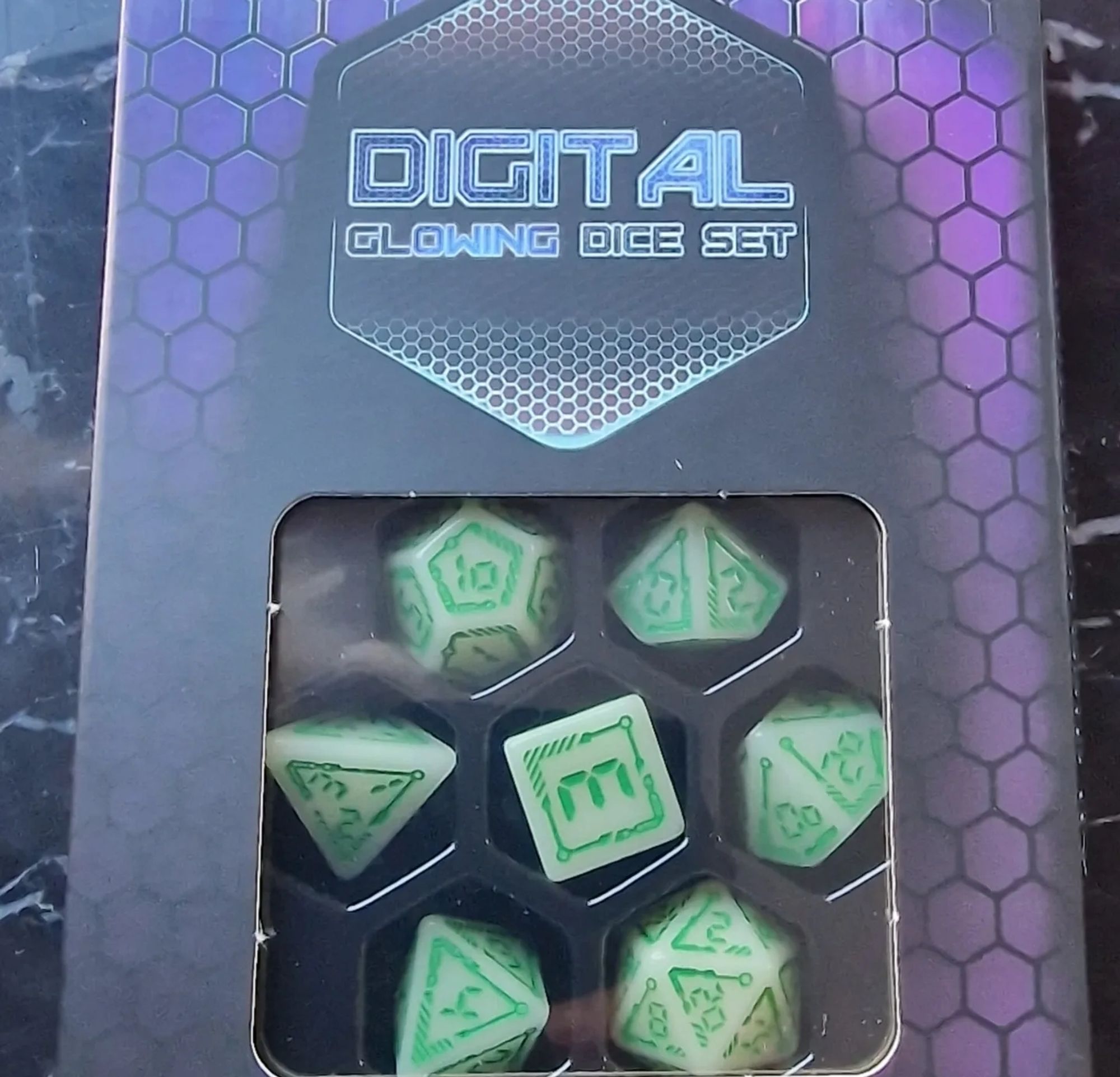 Caja con un juego de dados tipo cyberpunk de línea verdes. Marca q workshop