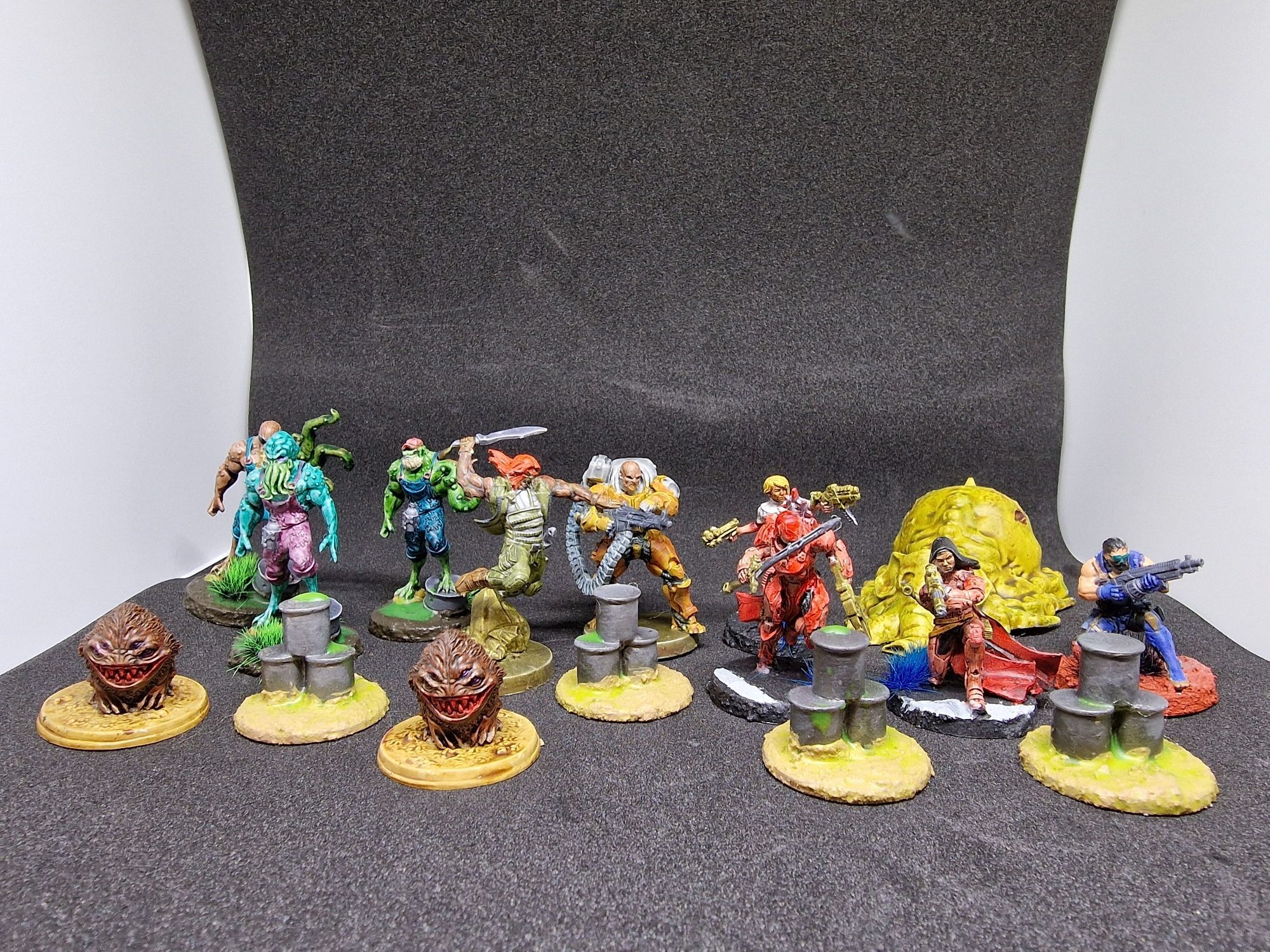 16 miniaturas pintadas durante febrero para Punkapocalyptic e Infinity