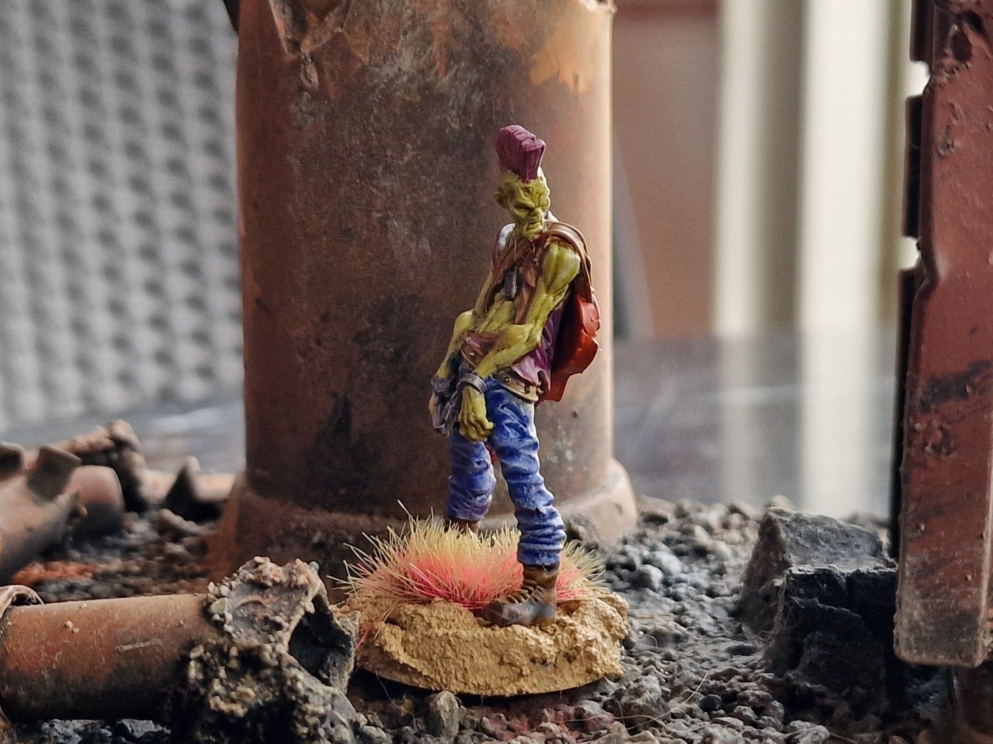 Miniatura de Pocho de Punkapocalyptic pintado. Es una especie de Zombie con la camiseta desgarrada y una guitarra a la espalda