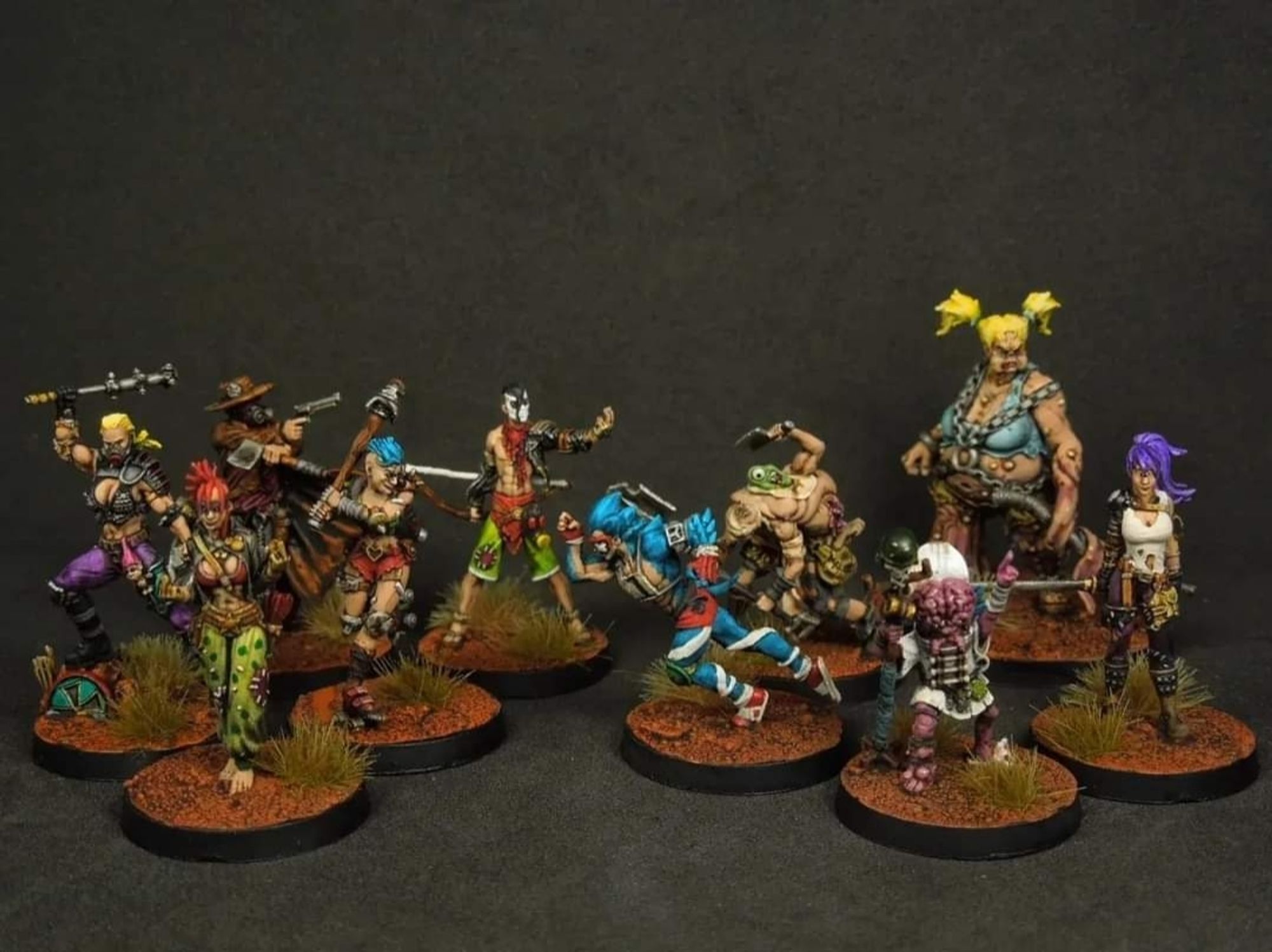 Las 10 miniaturas de la caja de inicio de Punkapocalyptic pintadas.