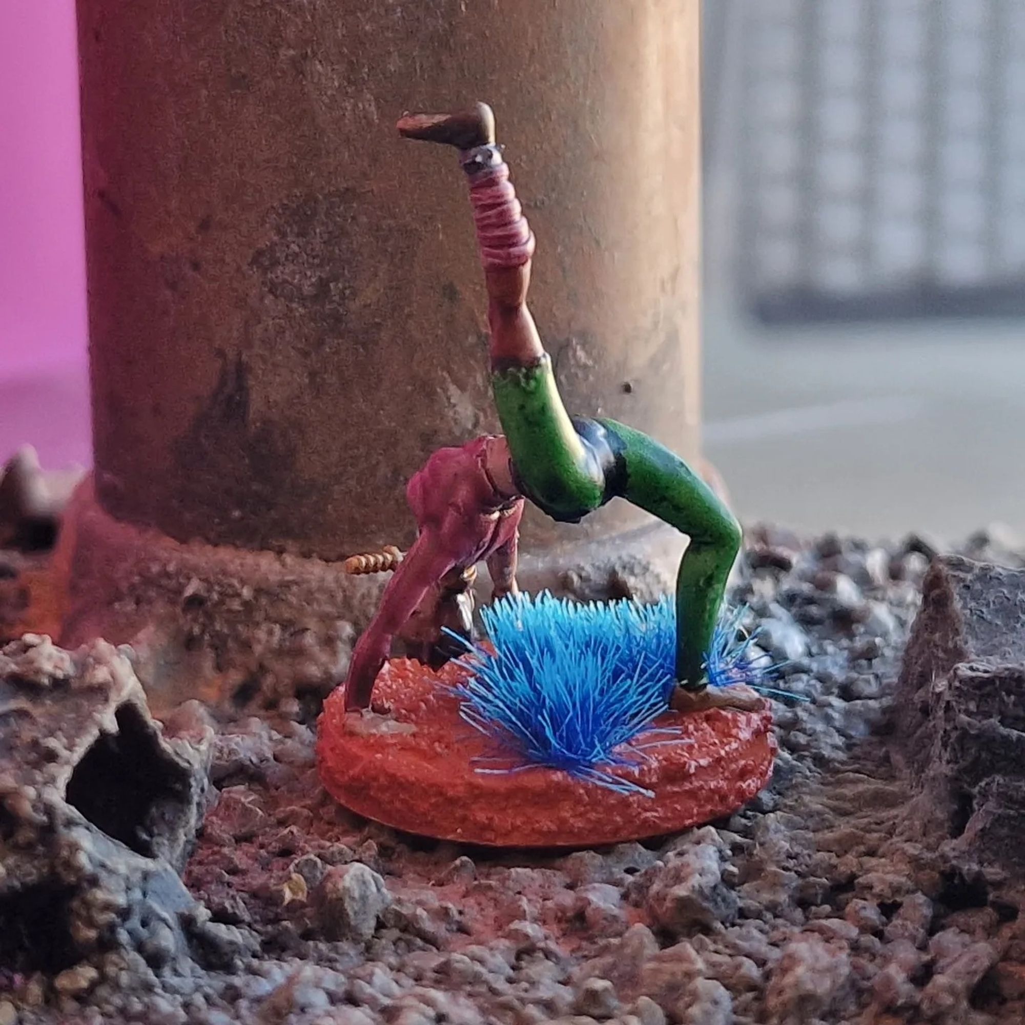 Perfil de la miniatura de acróbata de la Troupe del juego Punkapocalyptic pintada por mi