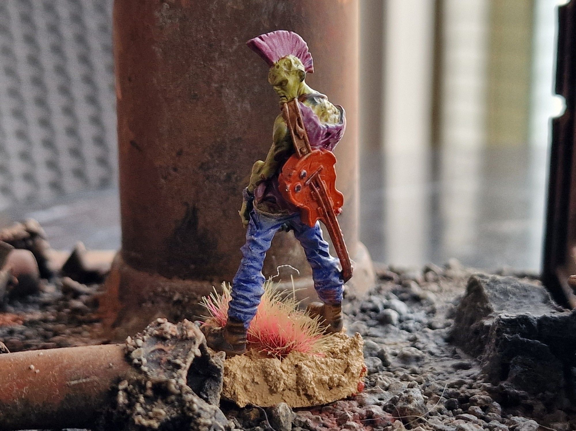 Miniatura de Pocho de Punkapocalyptic pintado. Es una especie de Zombie con la camiseta desgarrada y una guitarra a la espalda