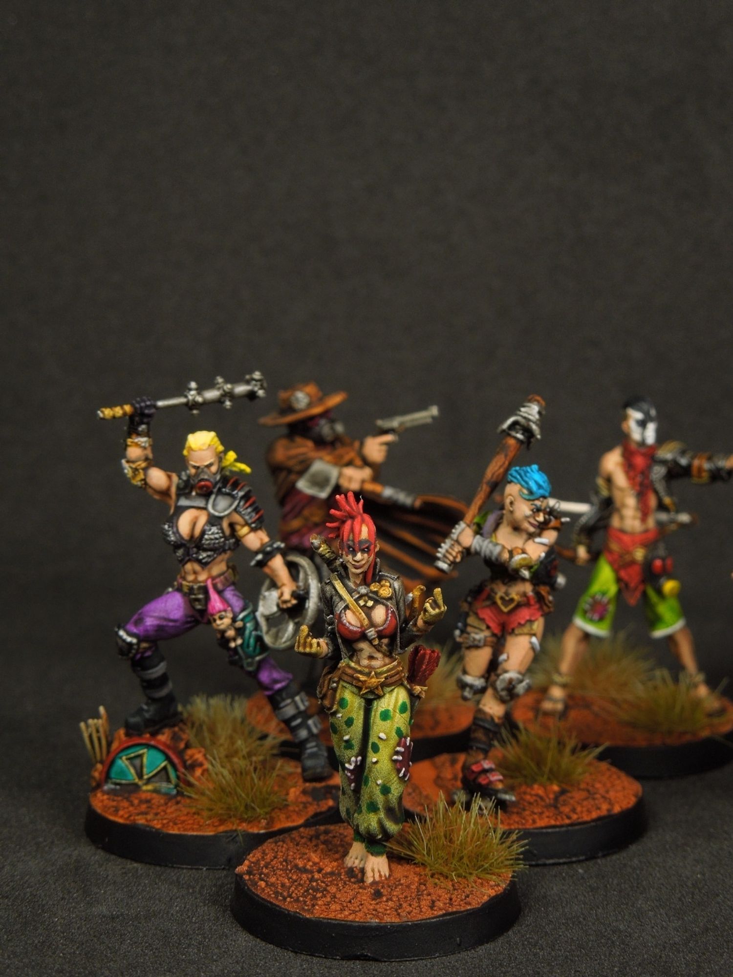 Las cinco miniaturas de pandilleros de la caja básica de Punkapocalyptic