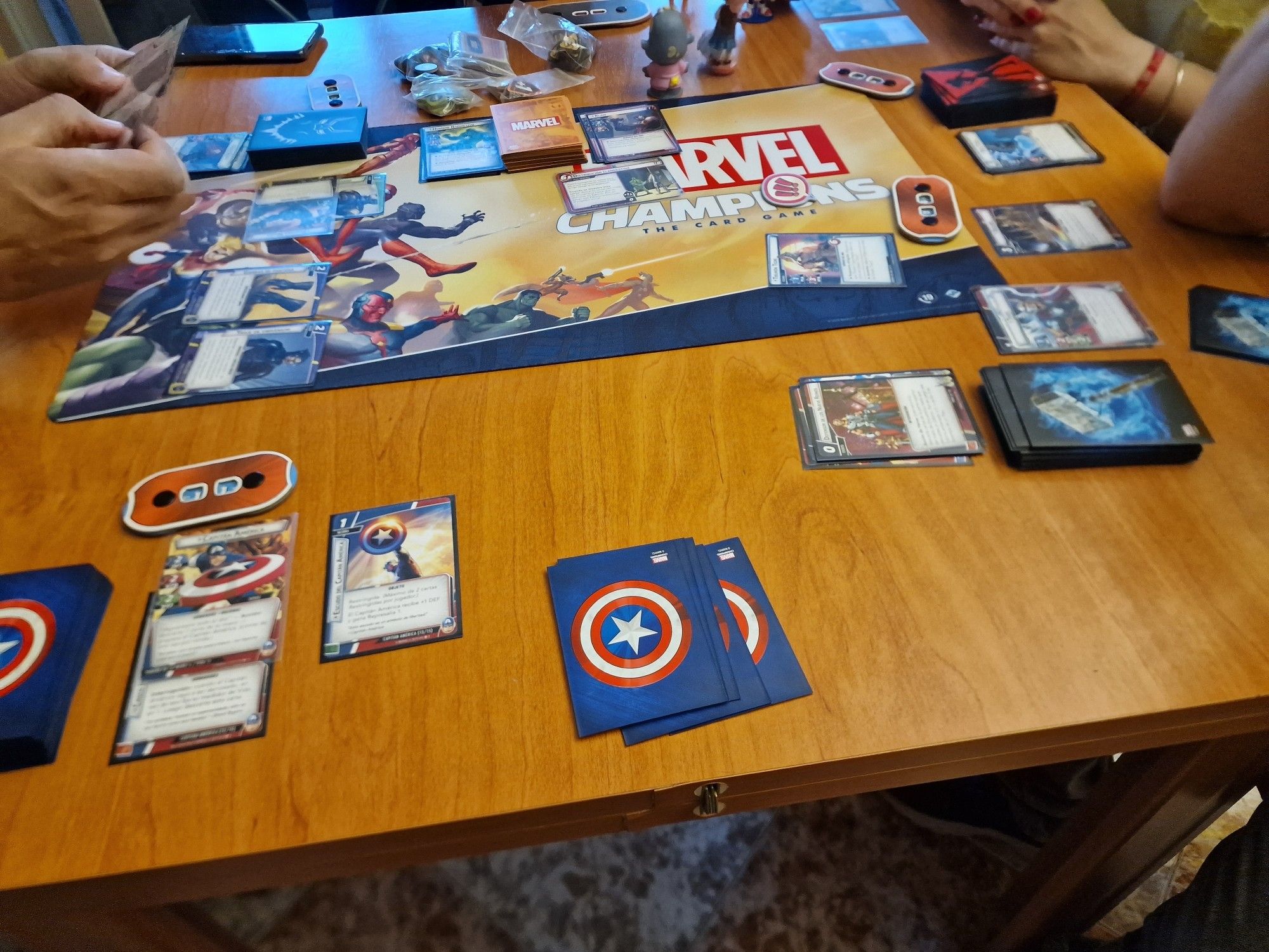 Mesa con las cartas del juego Marvel Champions desplegadas