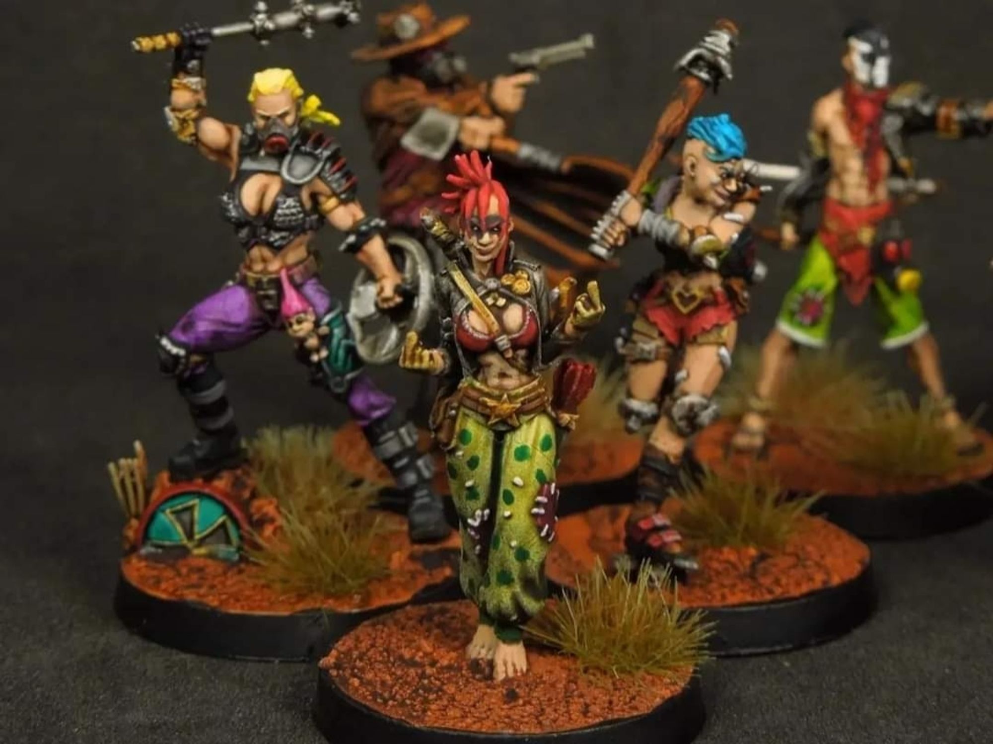 Los 5 pandilleros de la caja de inicio de Punkapocalyptic pintados