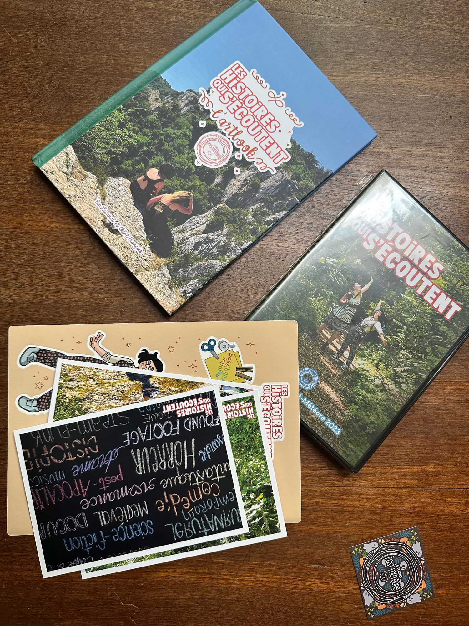 Le DVD, l’art book, des cartes postales et stickers du documentaire les Histoires qui s’écoutent.