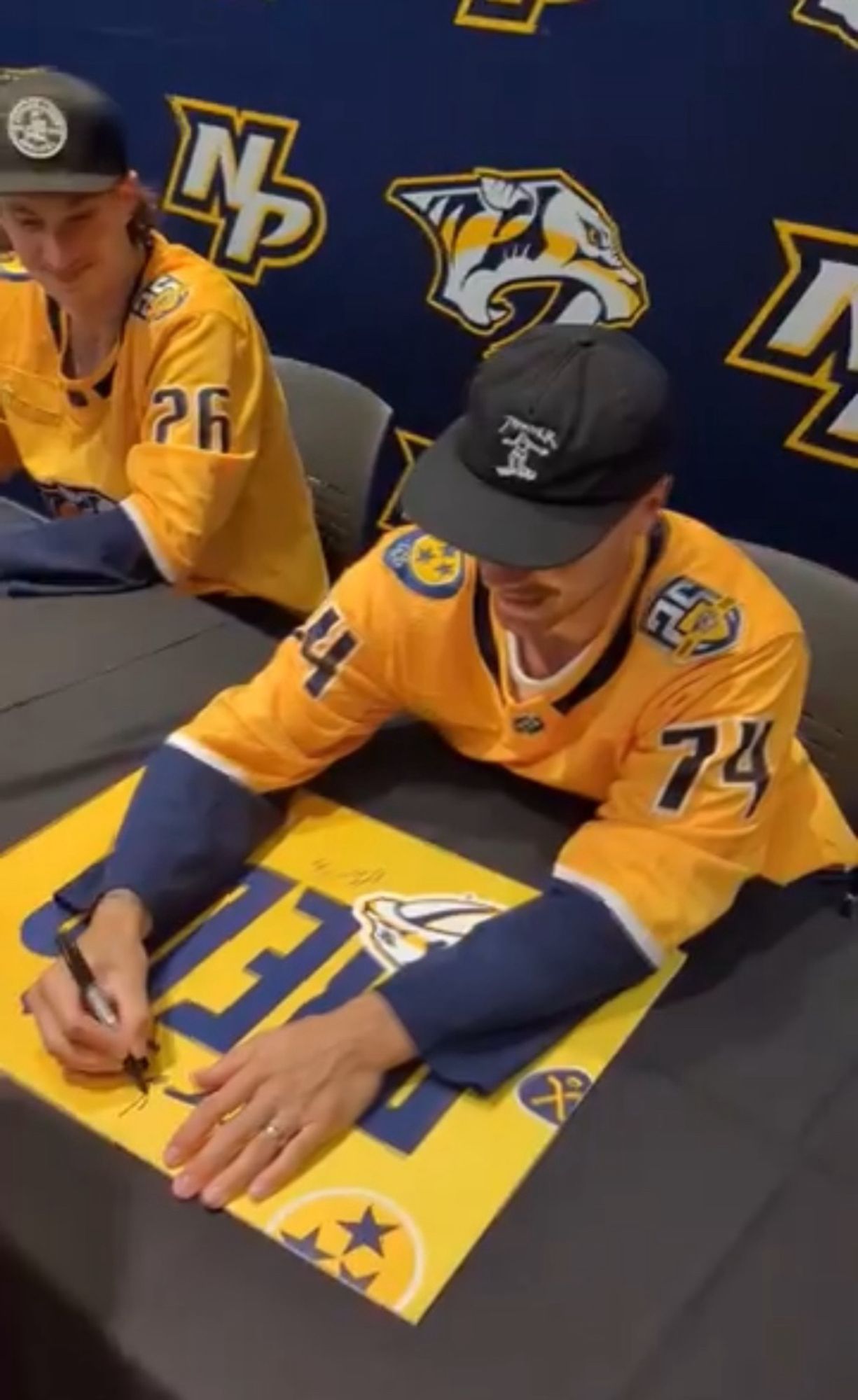 Juuse Saros signing my sign again