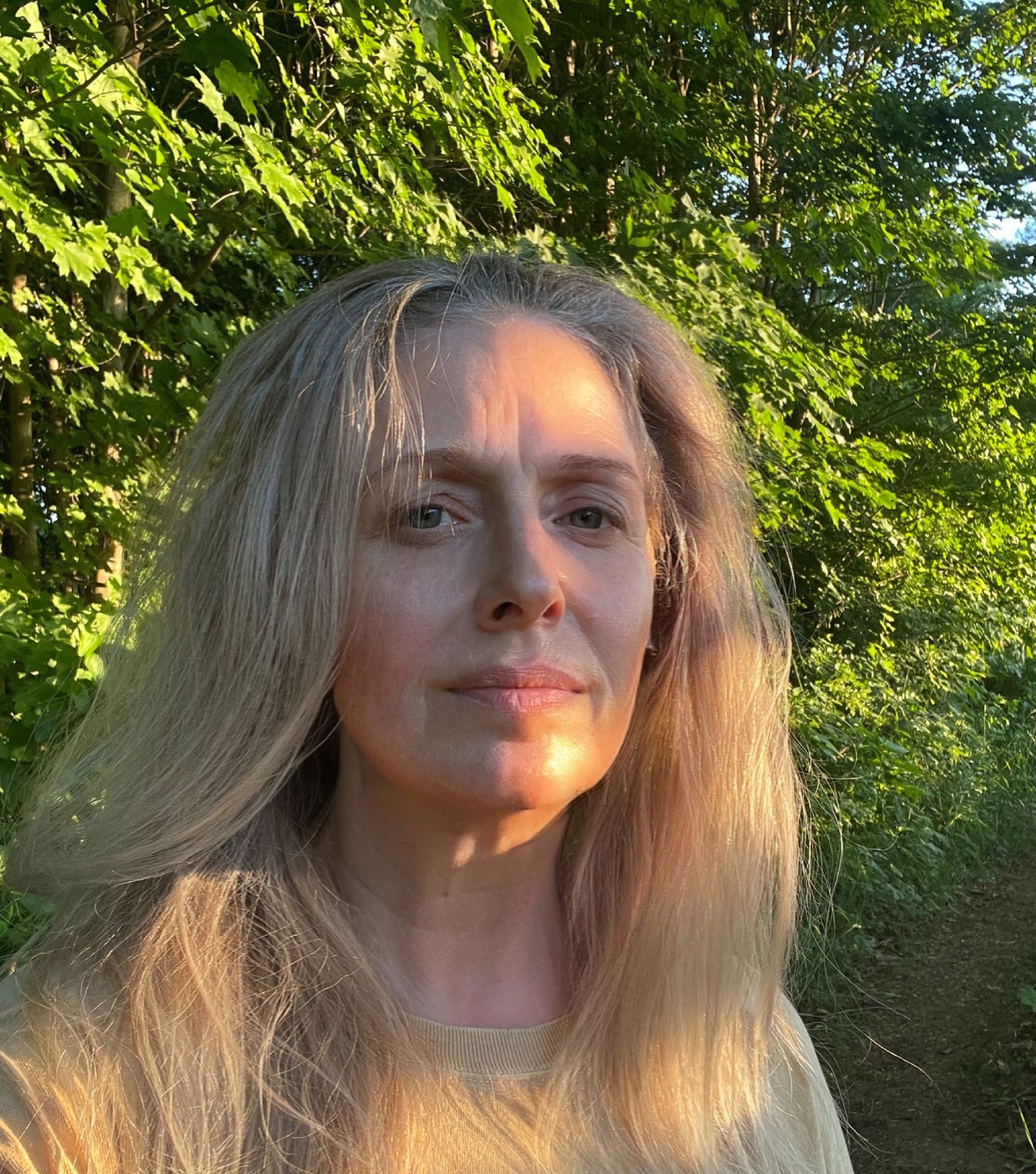 Me, sweaty & exhausted on a break from a morning run this week. OR AM I GLOWING? Hair a mess - took it out of the ponytail and the hat for the selfie - what I do for love. Not fond of direct sunlight, it shows all my wrinkles & pores, but FUCK IT, I'm 56 & look pretty fucking good regardless. Didn't think so A YEAR AGO when I joined Bluesky (my anniversary is July 4th, darling Bluetopians, can you believe that shit?)... A year ago, selfies were anathema to me, photos of me in general were something I avoided like the proverbial Covid. HATED seeing myself in photographic form. In mirrors, for that matter. For an actress, that's rather ironic, I know, for I am nothing if not a classic narcissist, at least when it comes to my looks. Don't ask, it's an absurd paradox. Self-centered self-loathing. A piece of shit around which the world revolves. Dysmorphia, but obsessed. An anorexic who thinks about nothing but food. Nothing too unique about that, really. Progress has been made, however.🥰