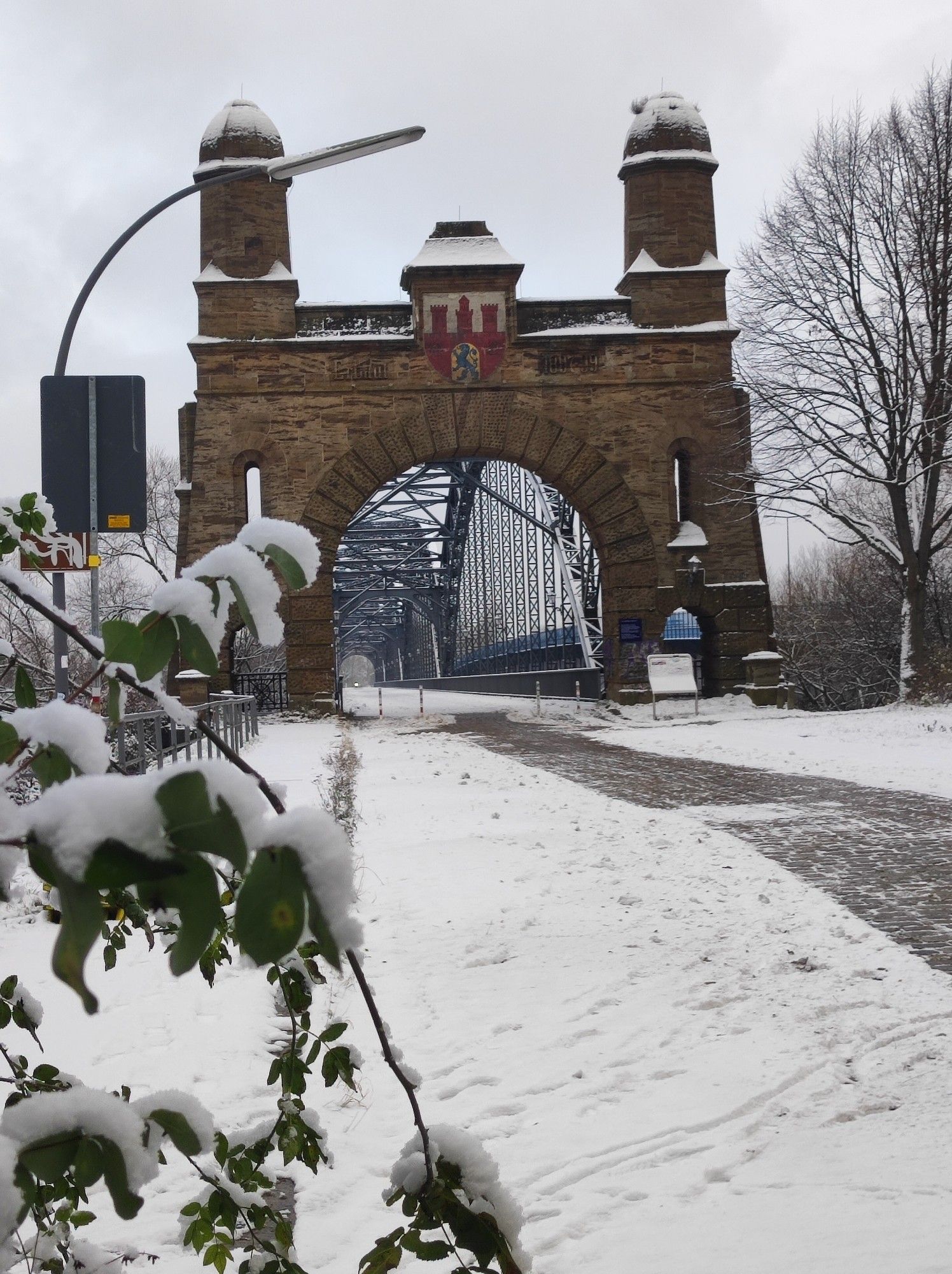 Ein Bild von der Harburger Süderelbbrücke im Schnee