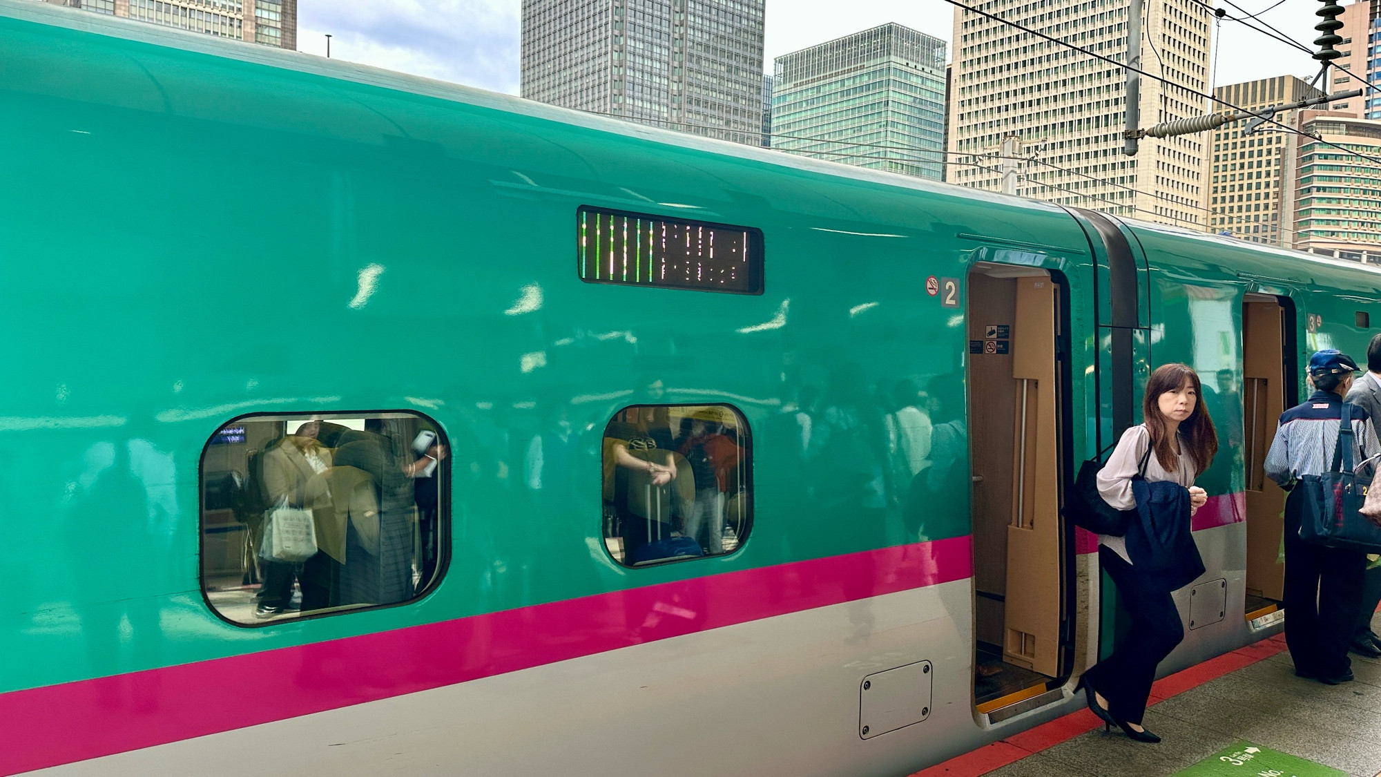 Türkisfarbener Shinkansen am Bahnhof in Tokio