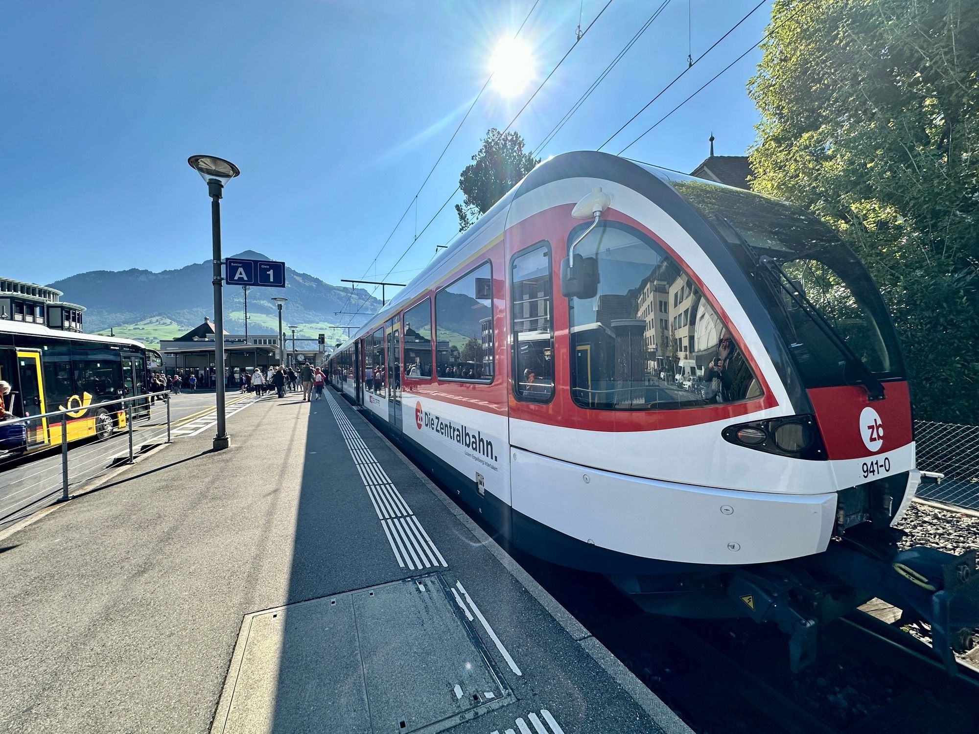 Ein Zug der Zentralbahnhof steht in Stans. Die Sonne scheint darüber.