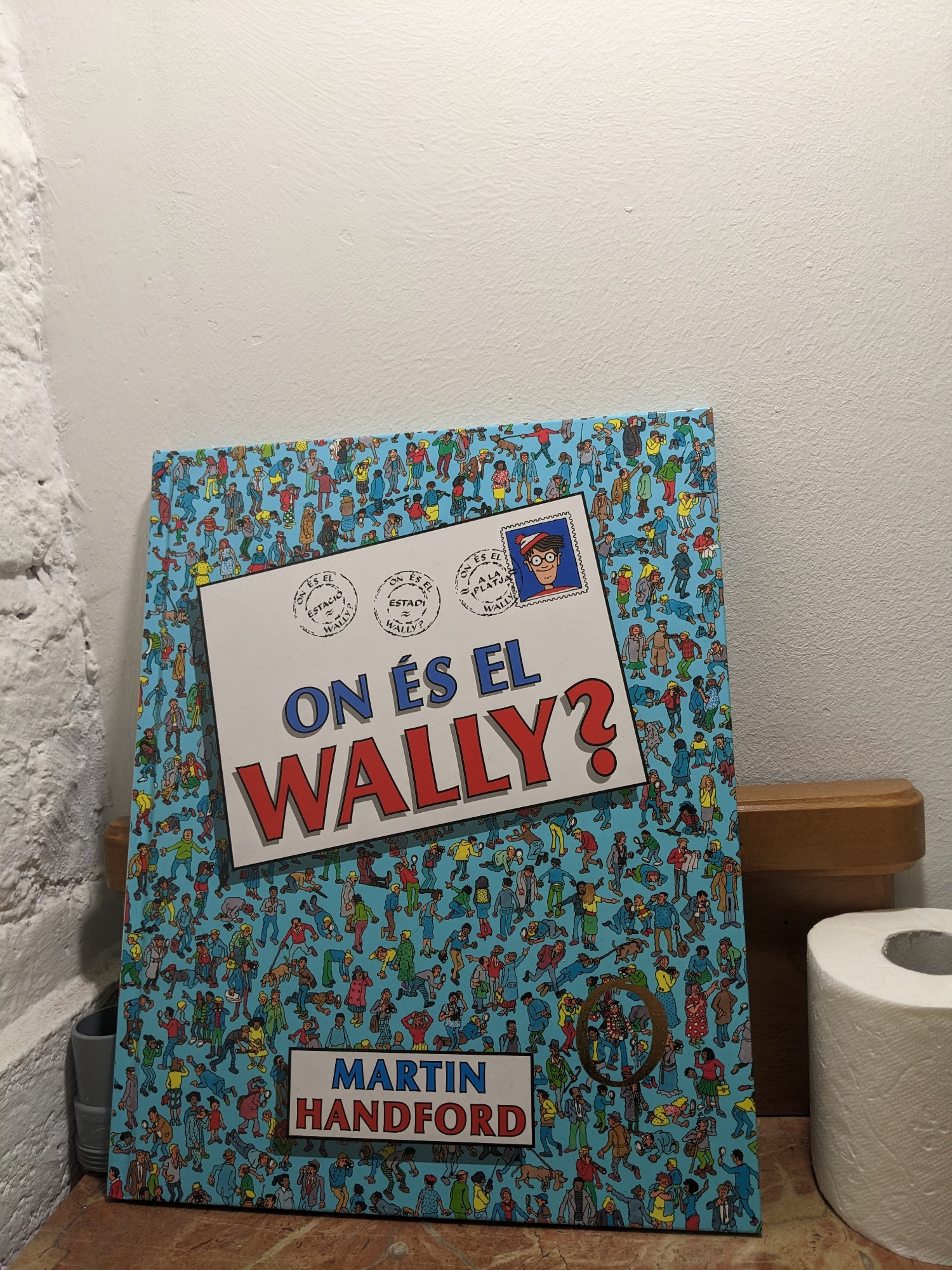 El llibre de on és el Wally al costat de paper de Water