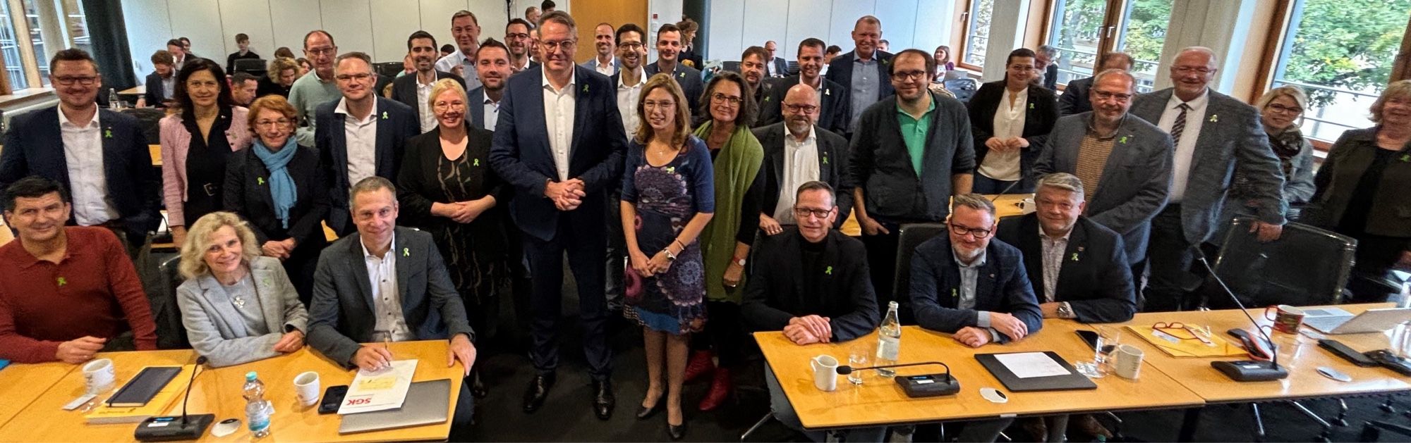 Gruppenfoto der Fraktion, auf dem die Abgeordneten die Grüne Schleife tragen.