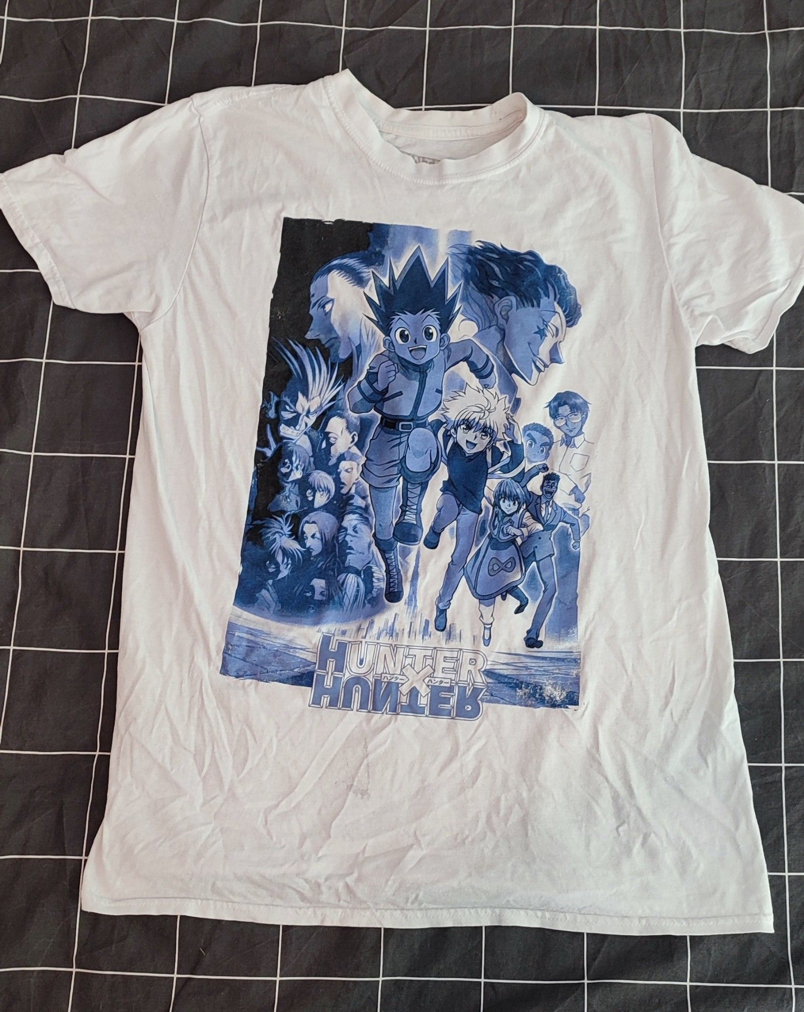 Ein weißes Shirt mit HunterXHunter Aufdruck in Blau.
Größe M (Hersteller Difuzed)