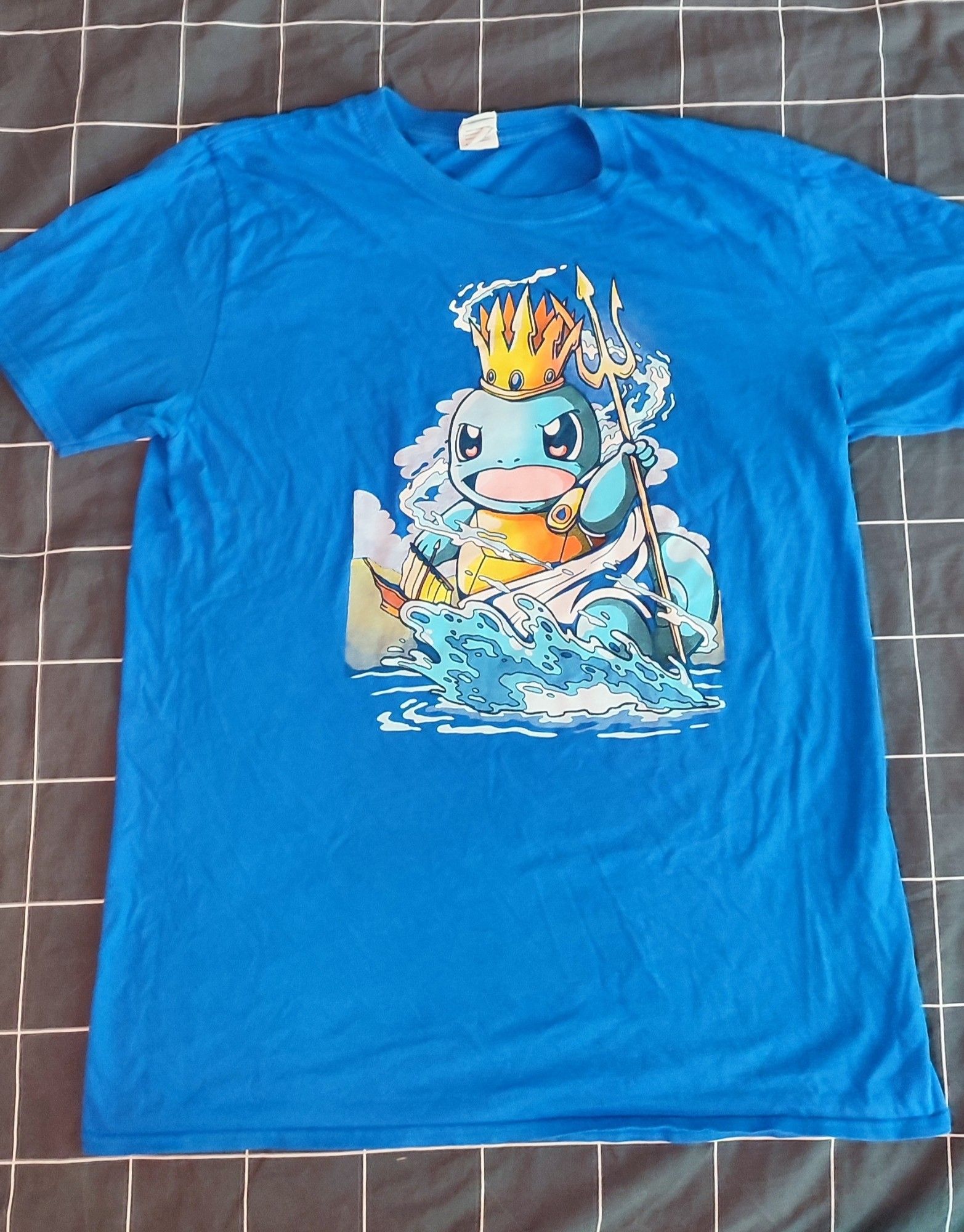 Ein blaues T-Shirt mit einem Schiggy als Poseidon/Meeresgott als Motiv. 
Größe L (Hersteller Gildan)