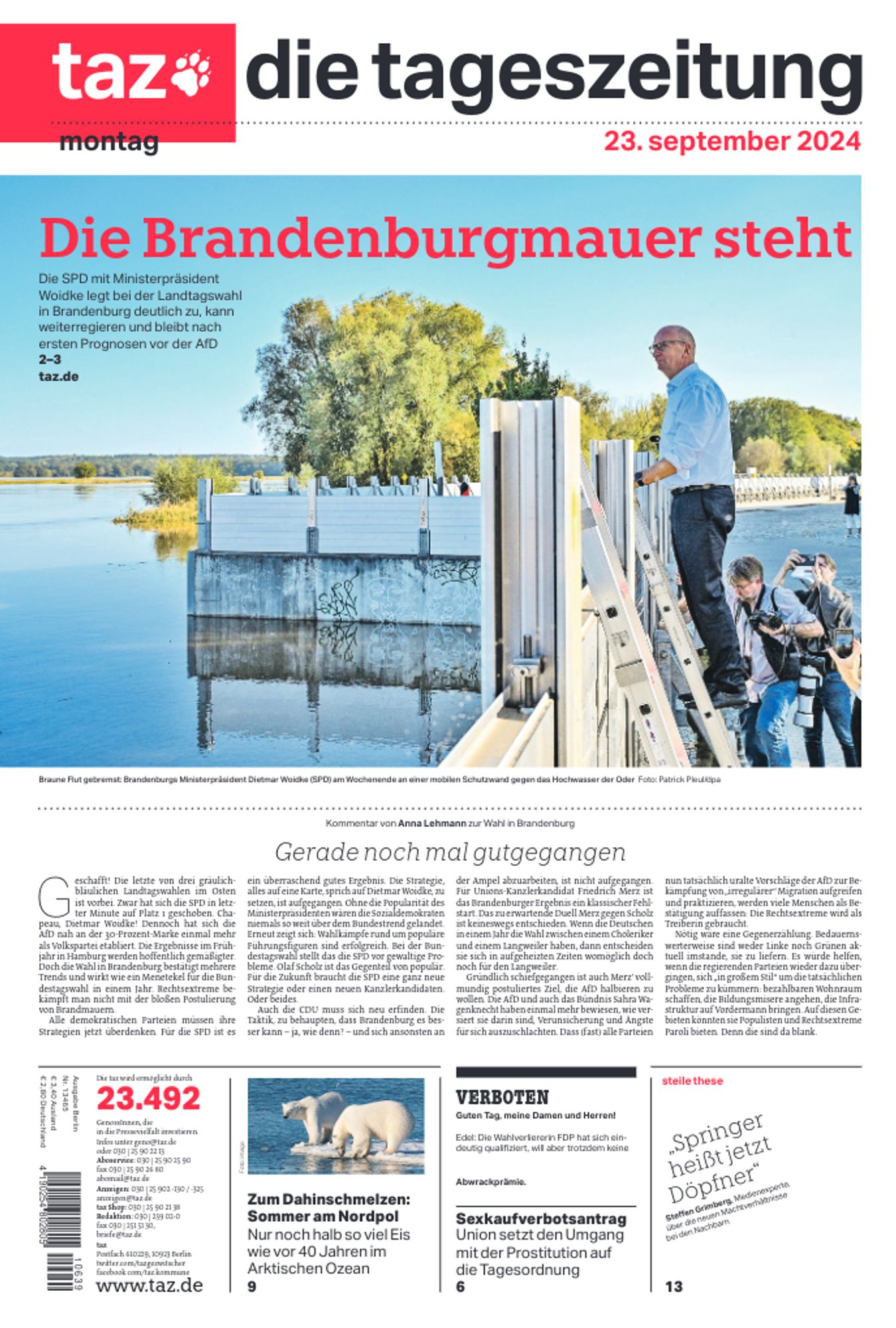 taz-Titel am Montag: Die Brandenburgmauer steht. SPD gewinnt Landtagswahl knapp vor der AfD
Titelfoto: Brandenburgs Ministerpräsident Woidke (SPD) an einer Schutzwand gegen das Hochwasser an der Oder