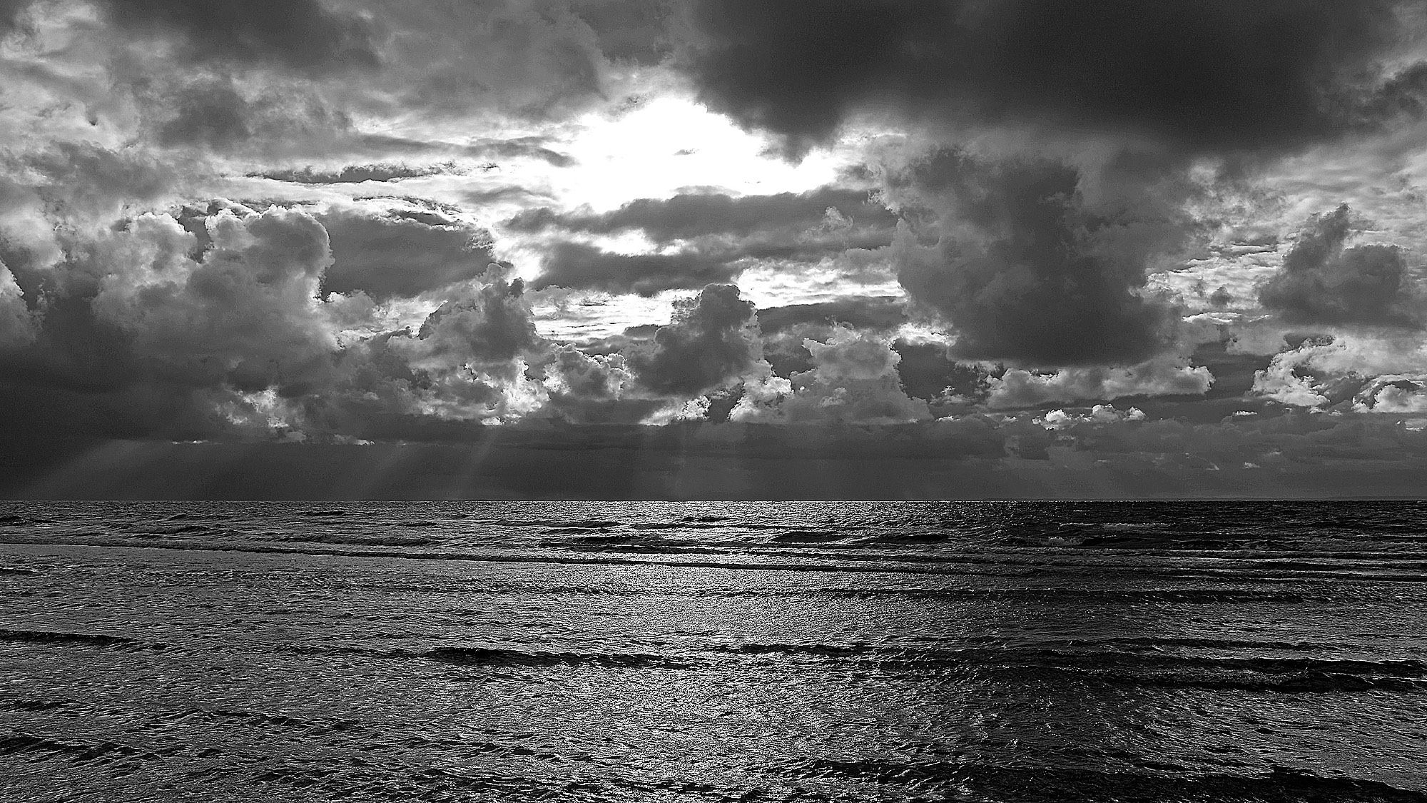 Nachmittagssonne über dem Kattegat. Bizarre Wolkenlandschaft über der relativ ruhigen Ostsee, aufgenommen am Strand von Vesterø Havn auf der dänischen Insel Læsø. Schwarzweiß.

© Torsten Grieger