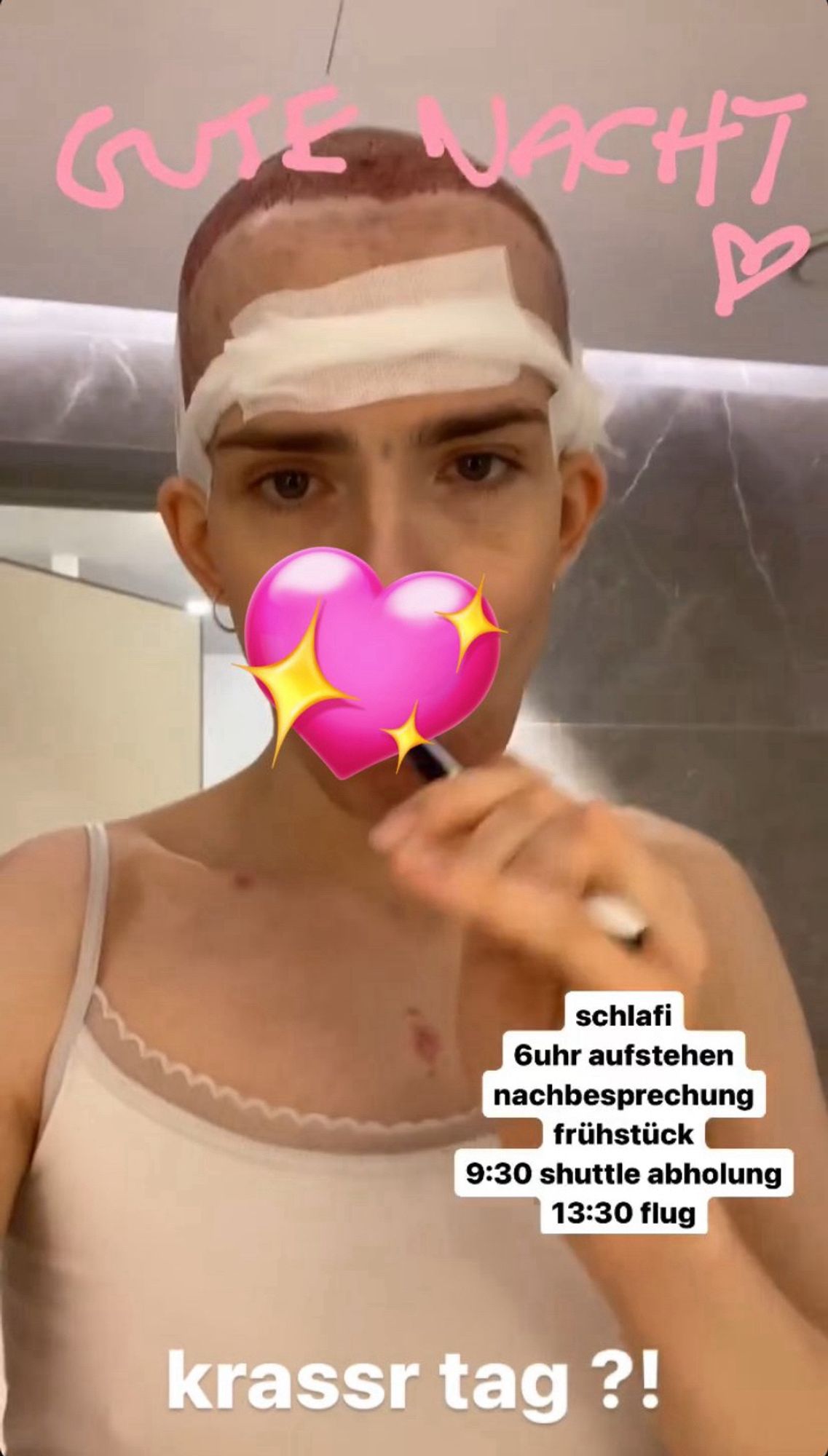 Spiegel Selfie ich putze Zähne und habe einen Verband um die Stirn, der vordere Bereich am Kopf ist frei ohne Verband, aber sehr rot und sehr geschwollen. Text im Bild: schlafi. 6uhr aufstehen. nachbesprechung. frühstück. 9:30 shuttle abholung. 13:30 flug. krasser tag?!.  ich habe per hand noch Gute Nacht mit einem Herz aufs Bild gemalt.