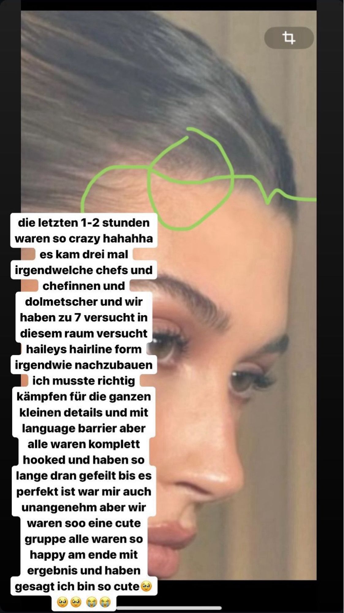 Bild von Hailey Bieber auf dem mit dem iPhone mit grünem Stift die Haarlinie entlanggefahren ist und eine Stelle seitlich an der Haarlinie eingekreist ist. Text im Bild: die letzten 1-2 stunden waren so crazy hahahha es kam drei mal irgendwelche chefs und chefinnen und dolmetscher und wir haben zu 7 versucht in diesem raum versucht haileys hairline form irgendwie nachzubauen ich musste richtig kämpfen für die ganzen kleinen details und mit language barrier aber alle waren komplett hooked und haben so lange dran gefeilt bis es perfekt ist war mir auch unangenehm aber wir waren soo eine cute gruppe alle waren so happy am ende mit ergebnis und haben gesagt ich bin so cute 🥹🥹🥹😭😭