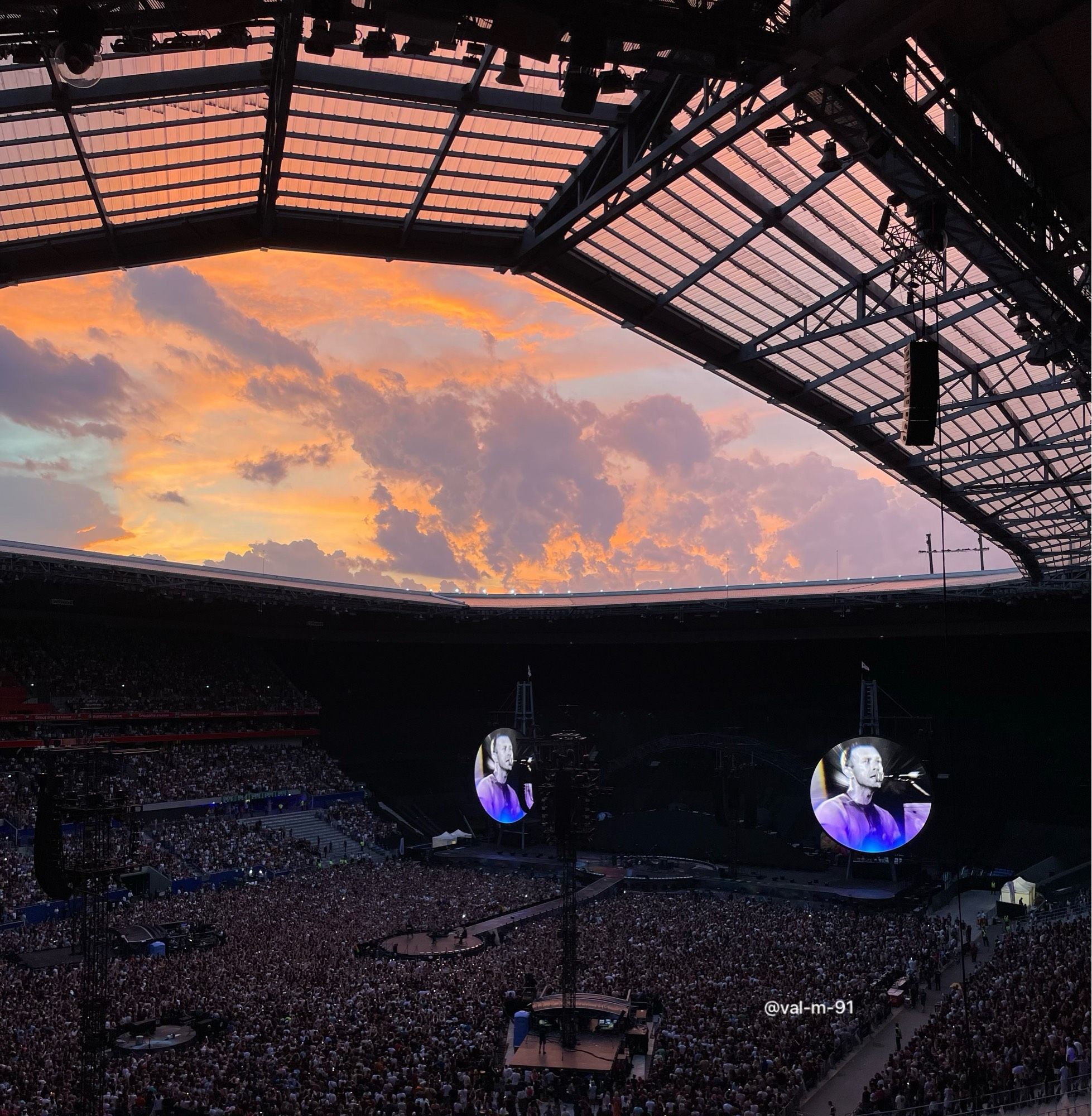 Photo du coucher de soleil sur le Groupama Stadium de Lyon, pendant le concert de Coldplay du 25 juin 2024