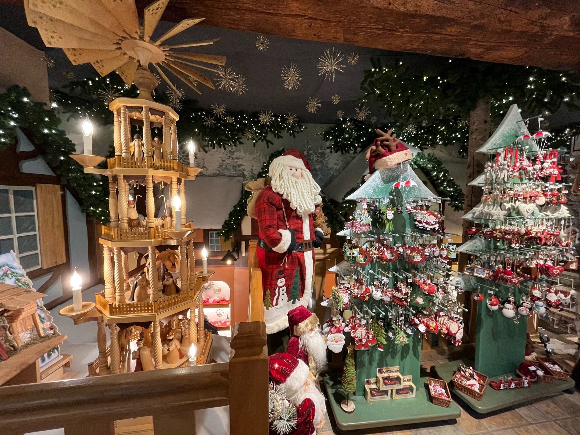 Weihnachtspyramide, Weihnachtsmann und Baumschmuck