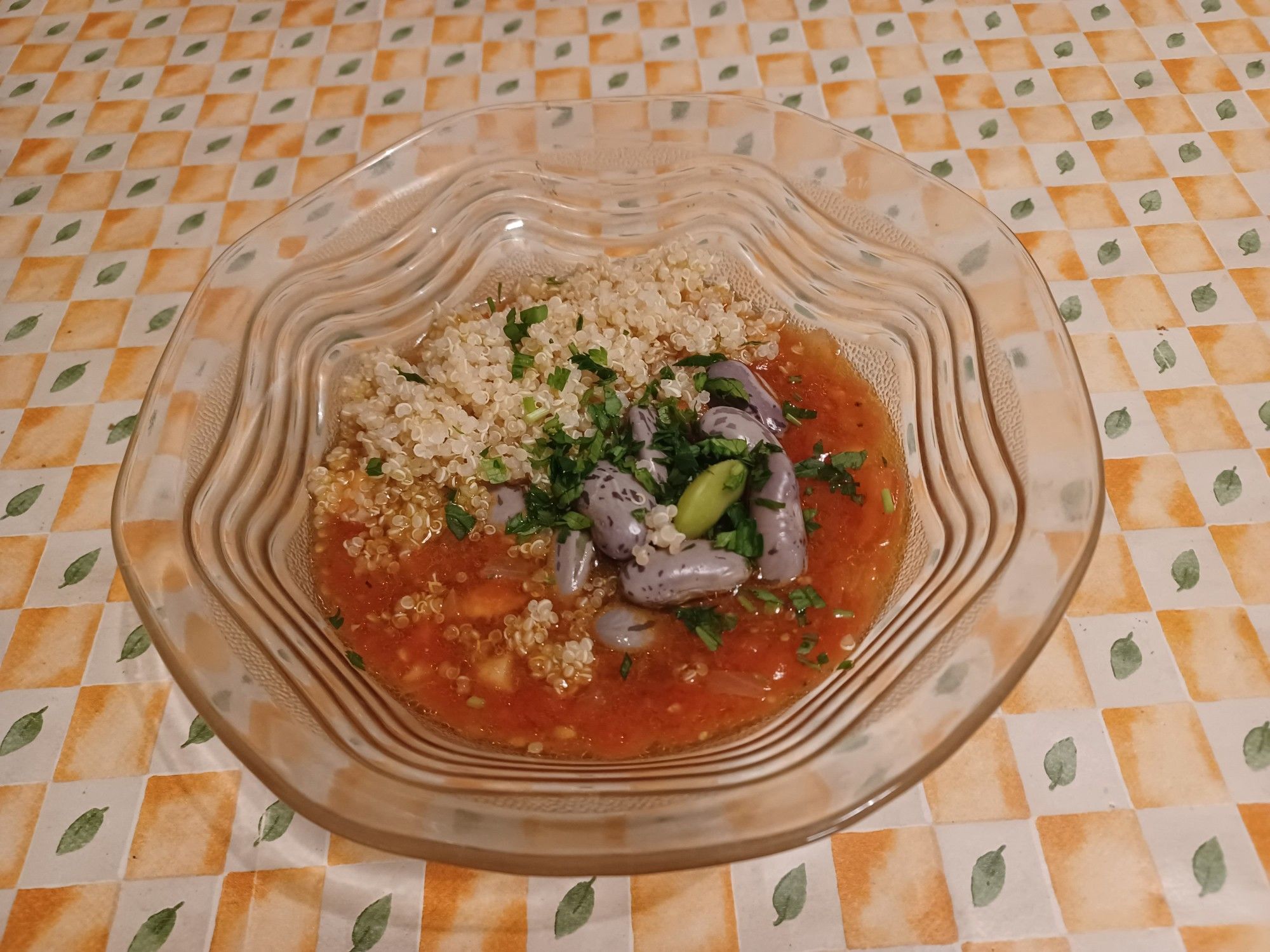 Glasschale mit Quinoa, Tomatensauce, Käferbohnen und Petersilie.
Sauce:
Knoblauch und Zwiebel gewürfelt in Öl glasig gedünstet
Tomaten, kl. Paprika püriert und durch ein Sieb gestrichen (Flotte Lotte) zum Ablöschen
Tomaten geschält und gewürfelt dazu
Ziehen lassen
Nach Belieben mischen
Genießen 😊