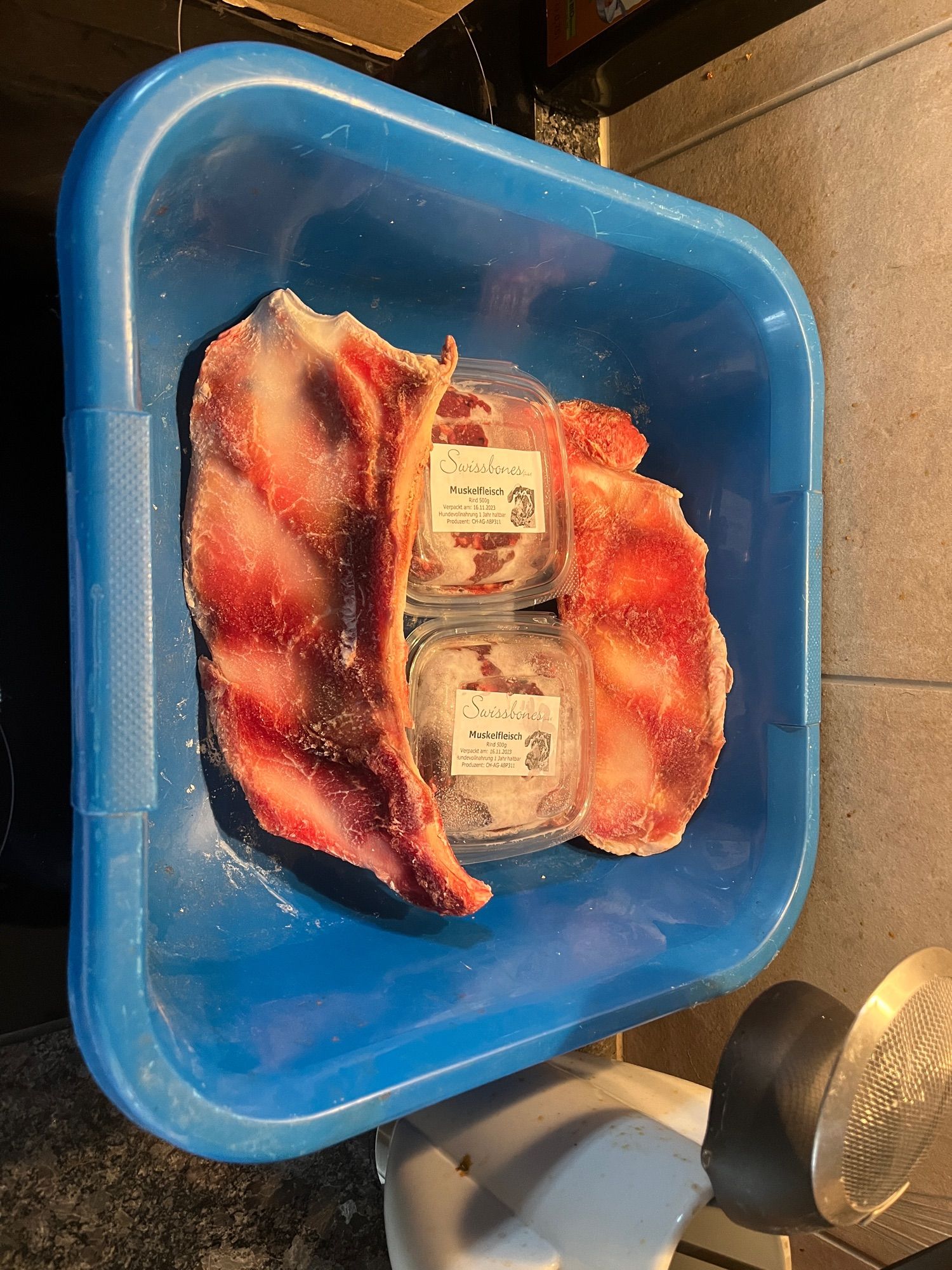 Tiefgefrorenes Fleisch (Muskelfleisch & Schlesinger) für die Hunde.