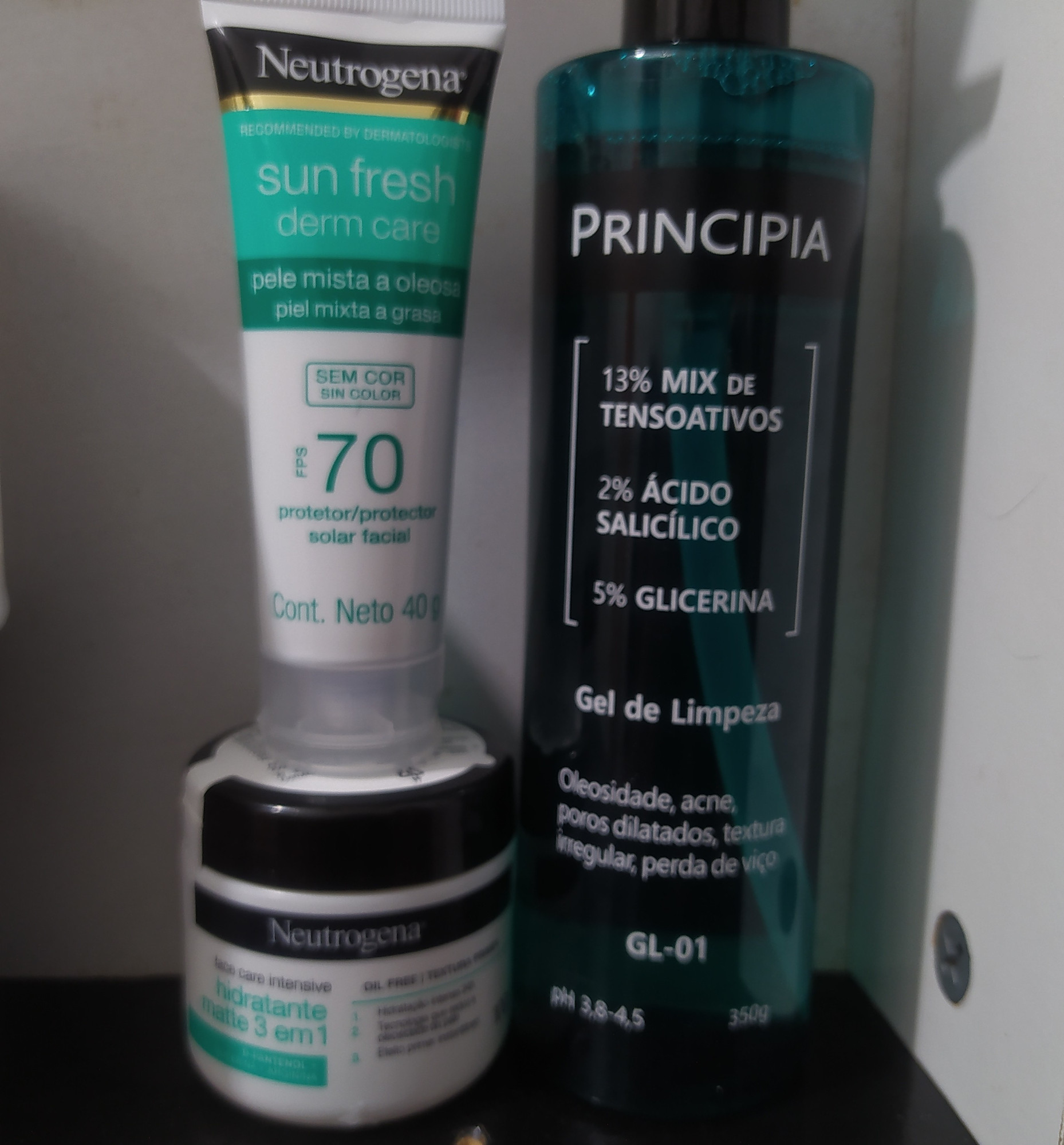 Três produtos de cuidados para pele do rosto:

1- Protetor solar facial da Neutrogena fator 70 para pele mista e oleosa.
2- Hidratante facial da Neutrogena para peles mistas e oleosas.
3- Gel de limpeza facial da Principia, para controle de oleosidade e acne.