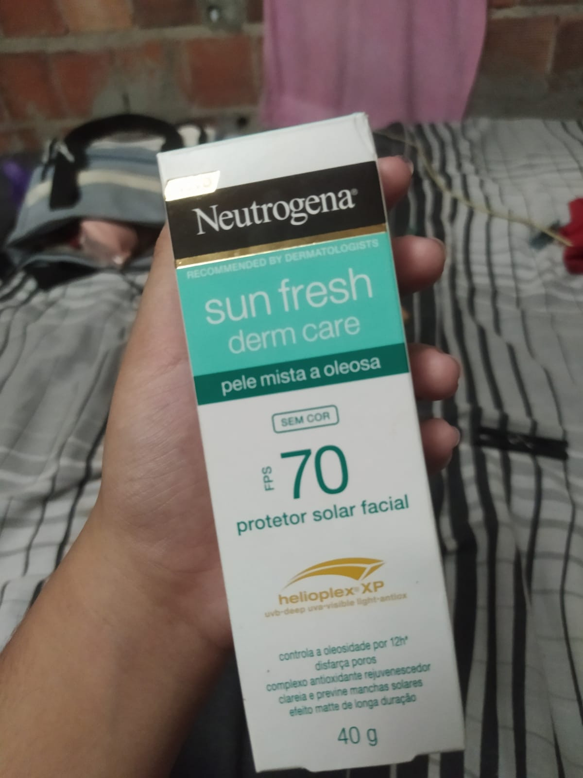 Caixa do protetor solar facial da neutrogena.