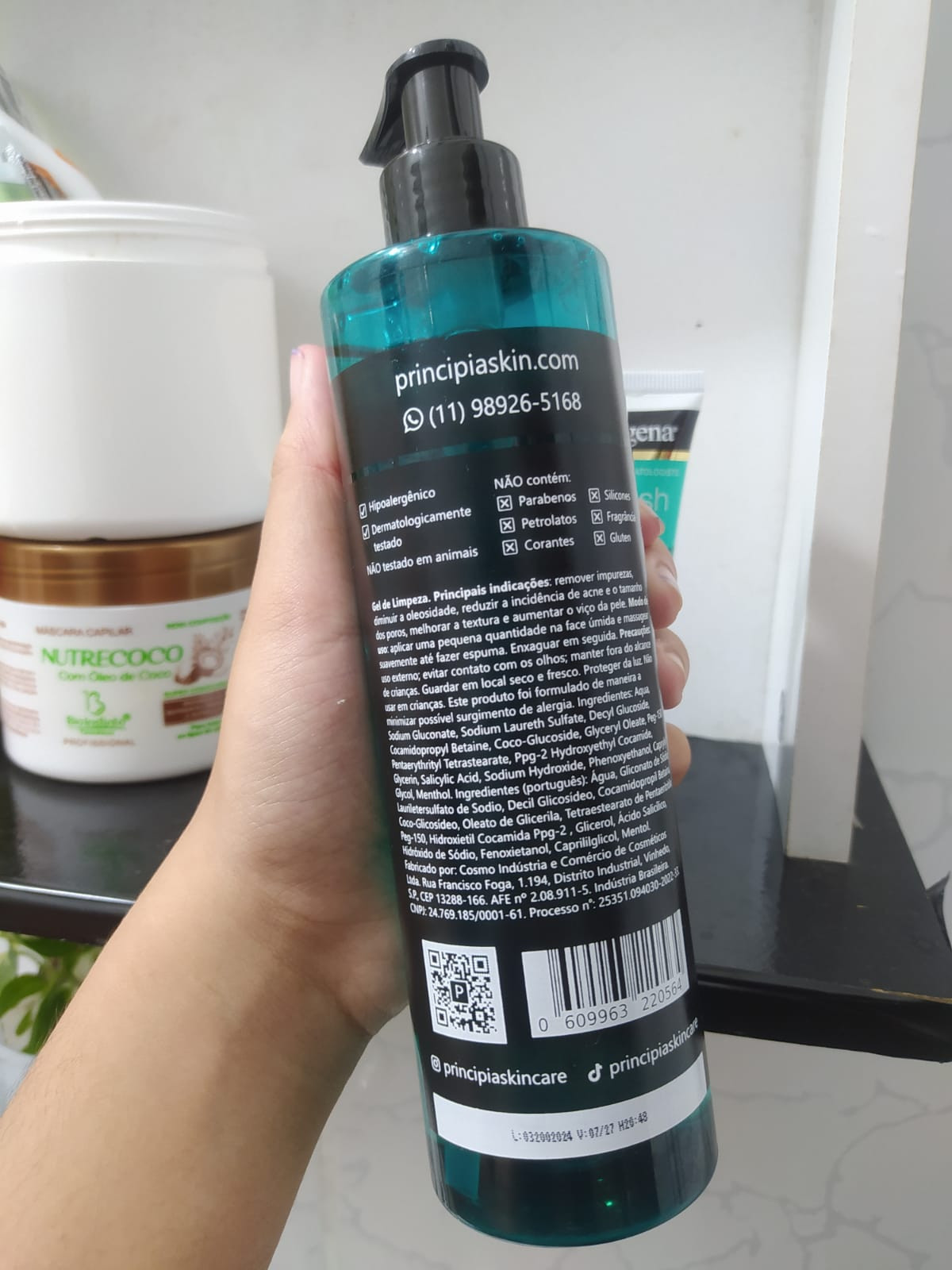 Gel de limpeza principia, só que de costas.
Hipoalérgico, dermatologicamente testado e NÃO TESTADO EM ANIMAIS.
Não contém: Parabenos, petrolatos, corantes, silicones, fragrâncias e gluten.
O resto é ingredientes do produto e as redes sociais da marca.