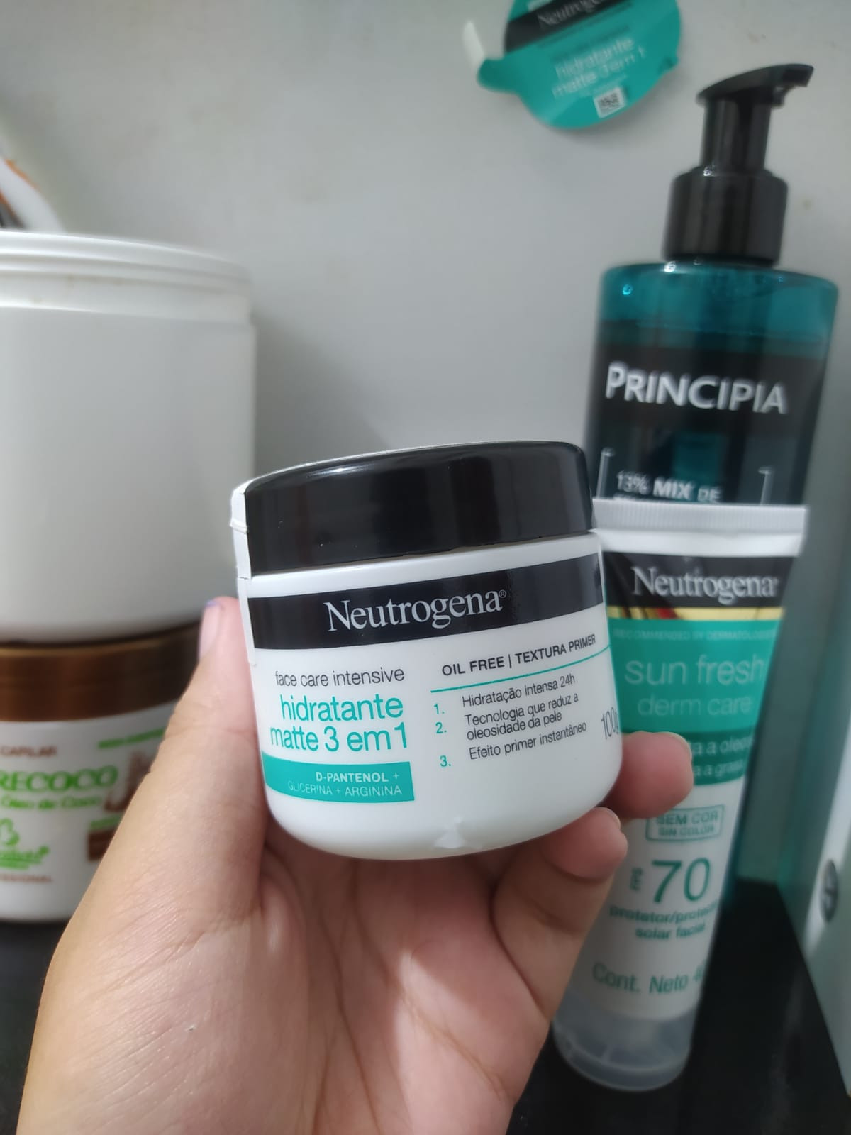 Hidratante facial da Neutrogena.
face care intensive
hidratante matte 3 em 1
D-Pantenol + Glicerina + Arginina
Oil free | Textura primer
1- Hidratação intensa 24 horas.
2- Tecnologia que reduz a oleosidade da pele.
3- Efeito primer instantâneo.
100g.