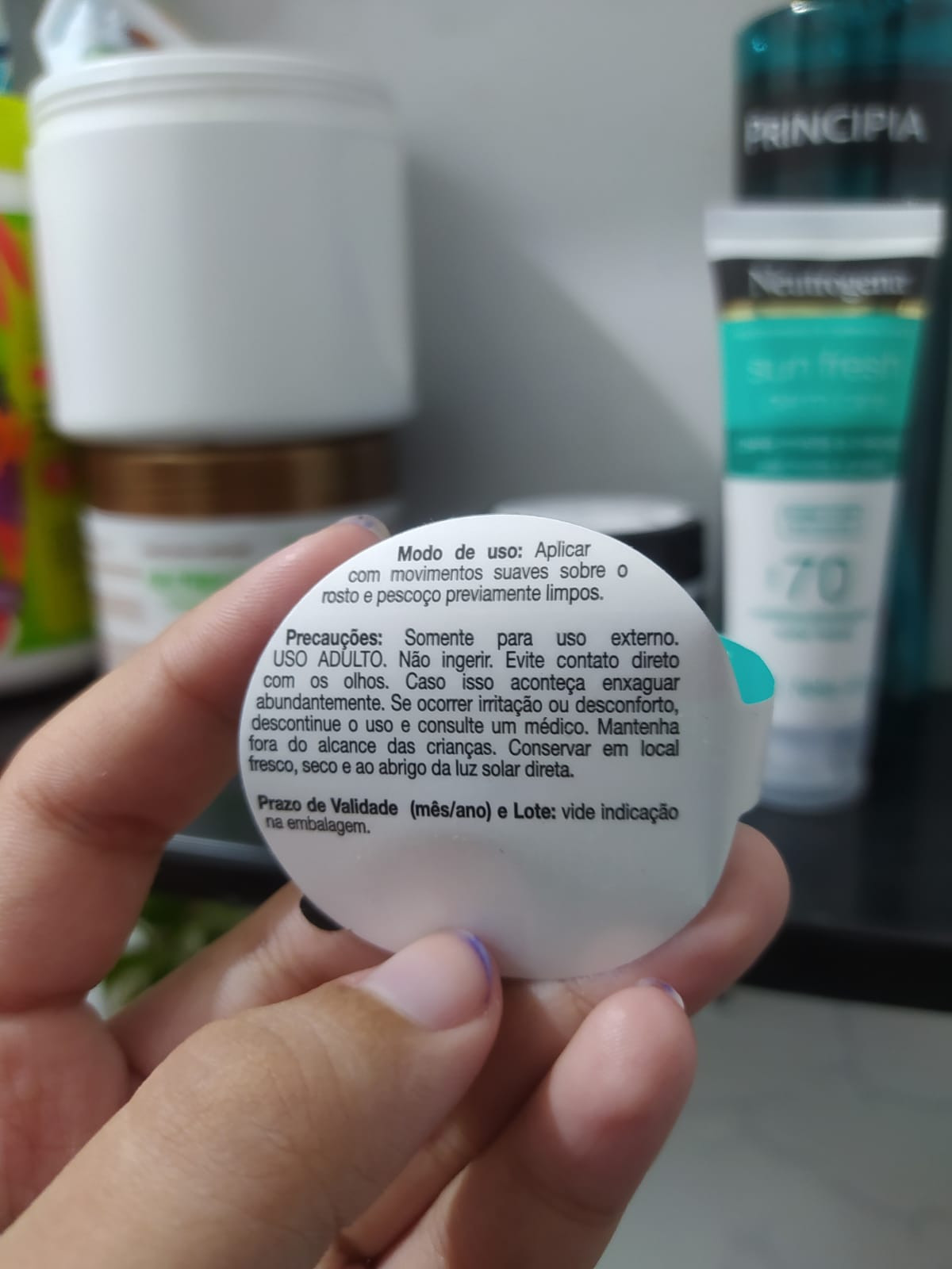 Papel que veio no Hidratante Facial da Neutrogena.
Modo de usar: Aplicar com movimentos suaves sobre o rosto e pescoço previamente limpos.
Precauções: Somente uso externo e ADULTO. Não ingerir e evitar contato direto com os olhos. Conservar em local fresco, seco e ao abrigo de luz solar direta.