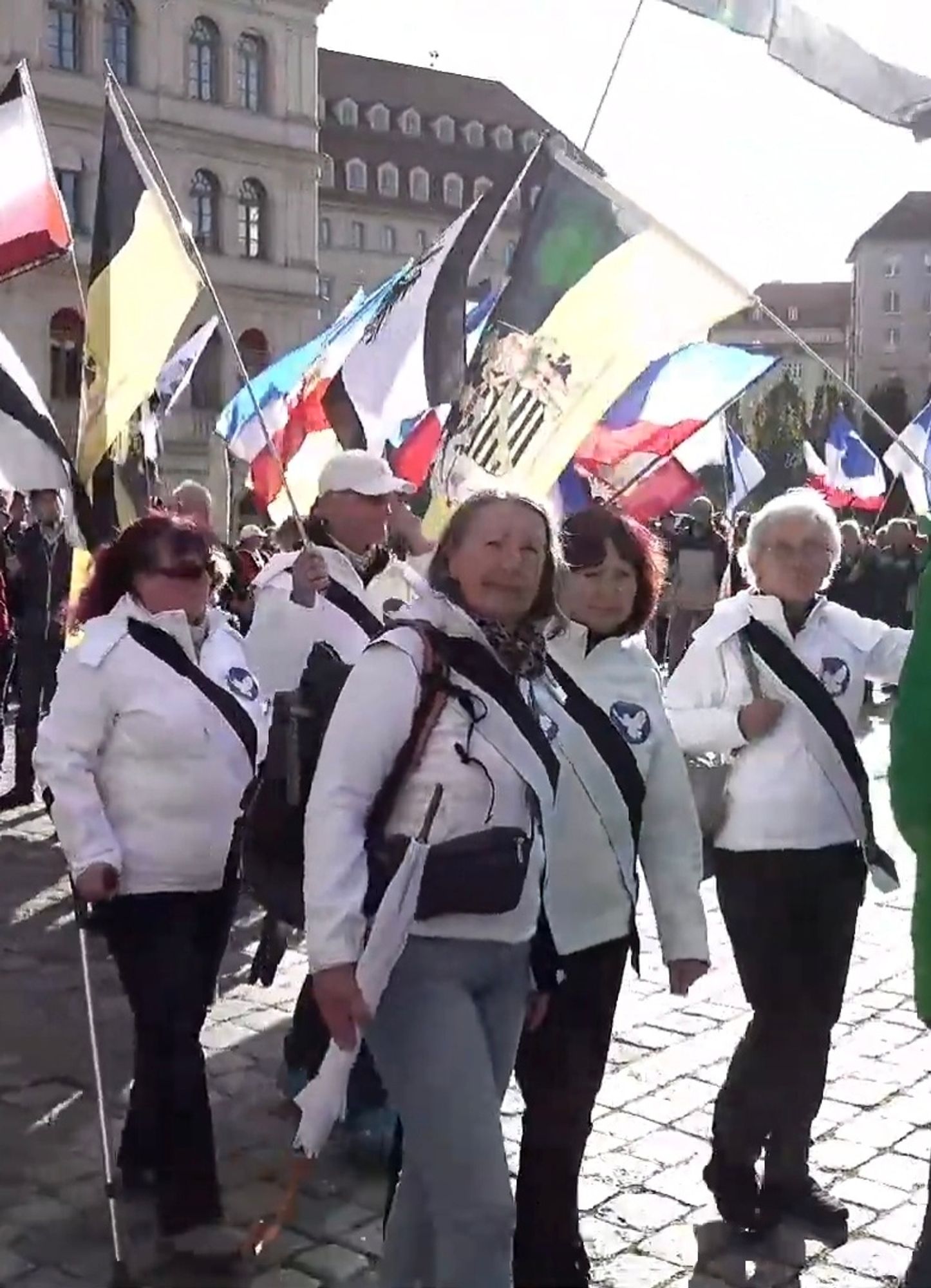 Ein Teil des Orgateams der Initiative Erfurt als Teilnrhmende einer Reichsdeutschen Veranstaltung in Dresden am 28.10.2023.
v.l.n.r: Nicole B. Andreas B. Sonja K. Gitta K. Elke M.