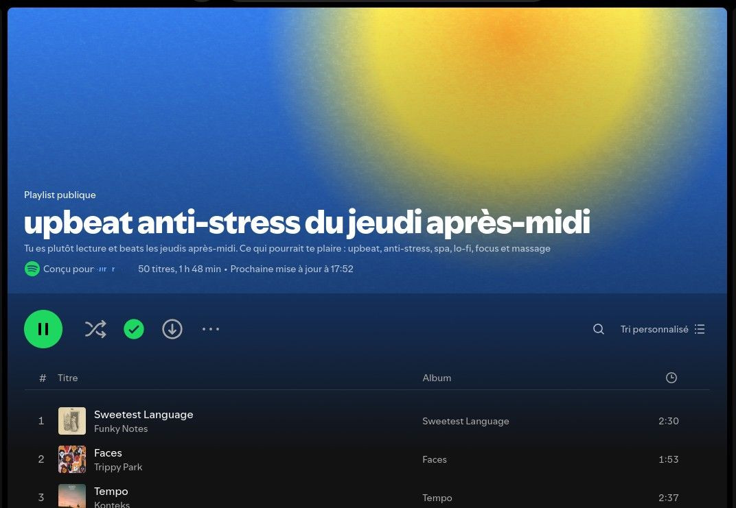 Capteur d'écran de l'interface de Spotify montrant ma Daylist, une playlist dynamique qui s'adapte au jour et au moment de l'écoute. ici son titre est "upbeat anti-stress du jeudi après midi"