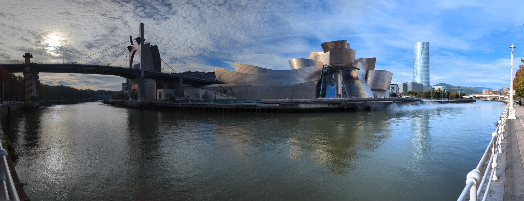 Panorámica de Bilbao que incluye el Puente de La Salve, el Museo Guggenheim y la Torre Iberdrola 