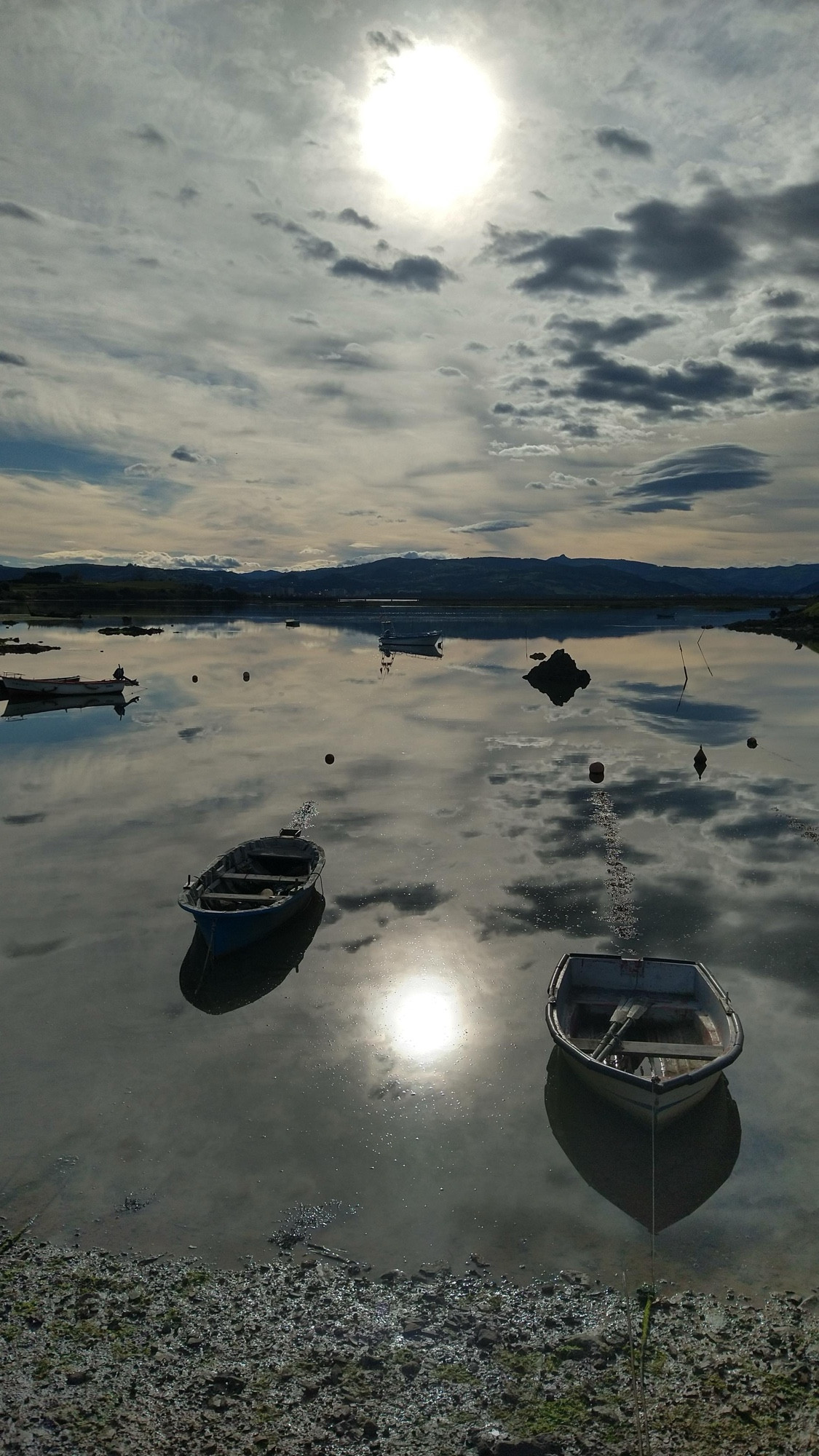 Foto de la Ría de Argoños con el agua reflejando las nubes planas del cielo 