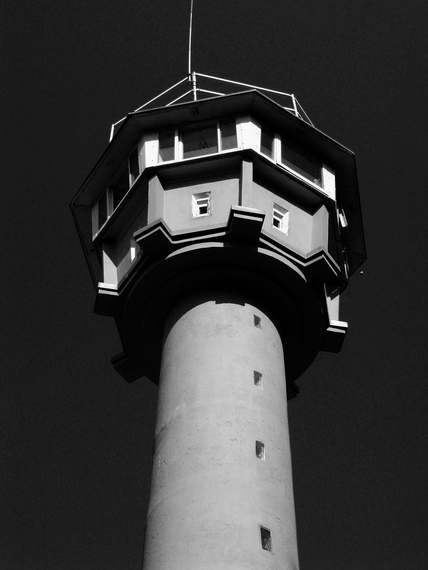 Schwarzweißphotographie: Wachturm an der ehemaligen DDR-Grenze.