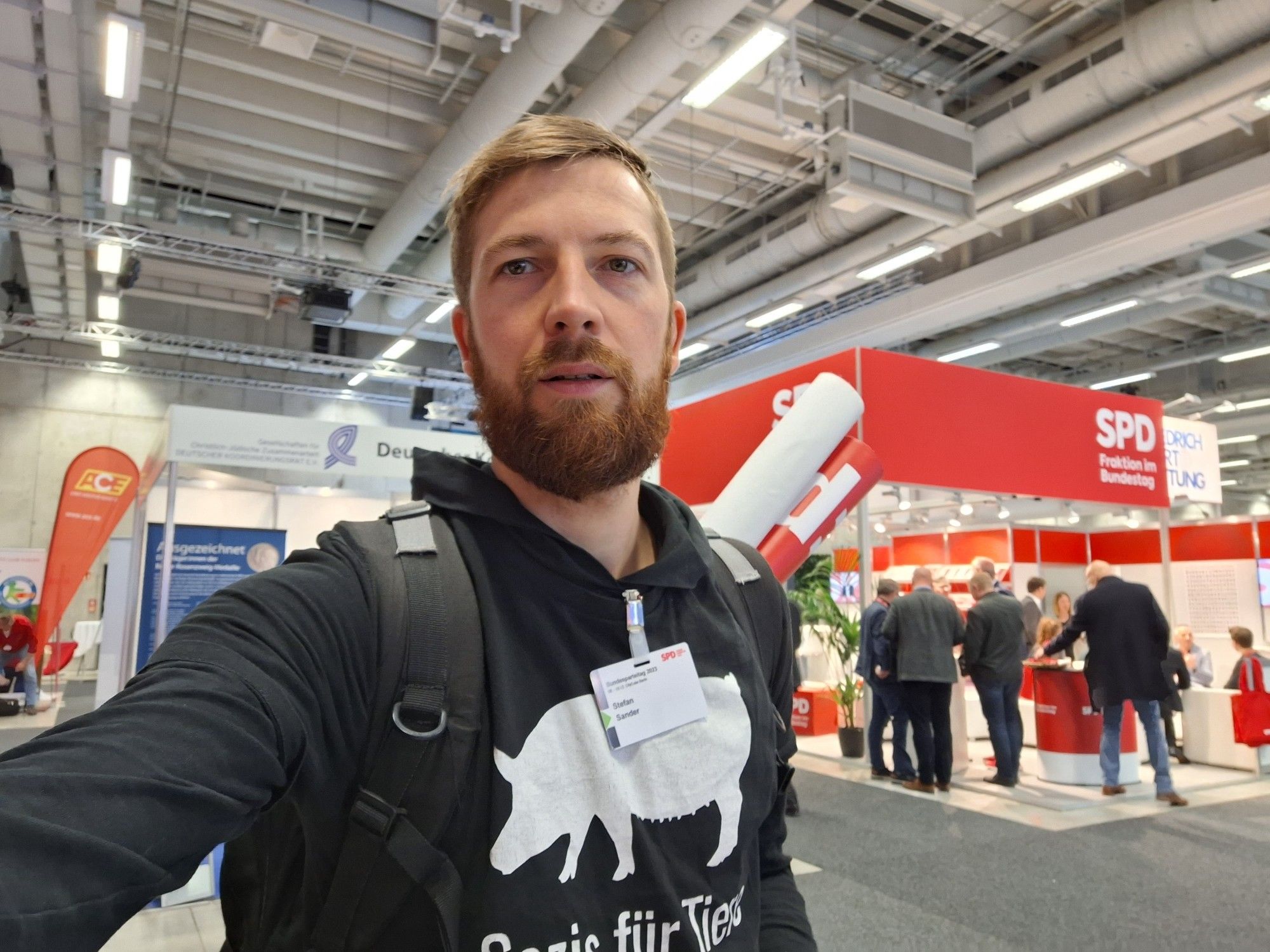 Eine Person mit Sozis für Tiere Shirt vor dem SPD Fraktion im Bundestag Infostand