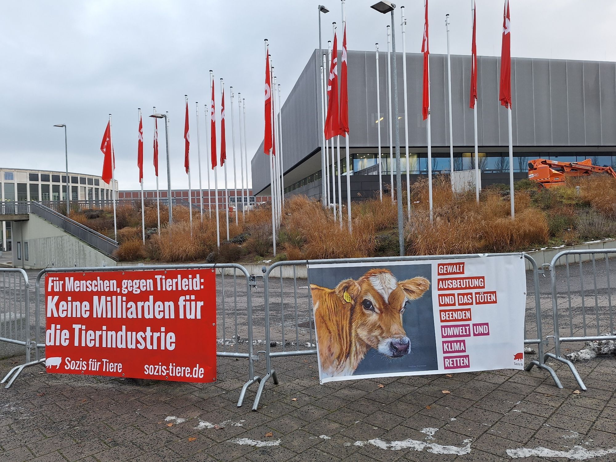 Banner vor SPD Bundesparteitag, u.a. mit "keine Milliarden für die Tierindustrie"