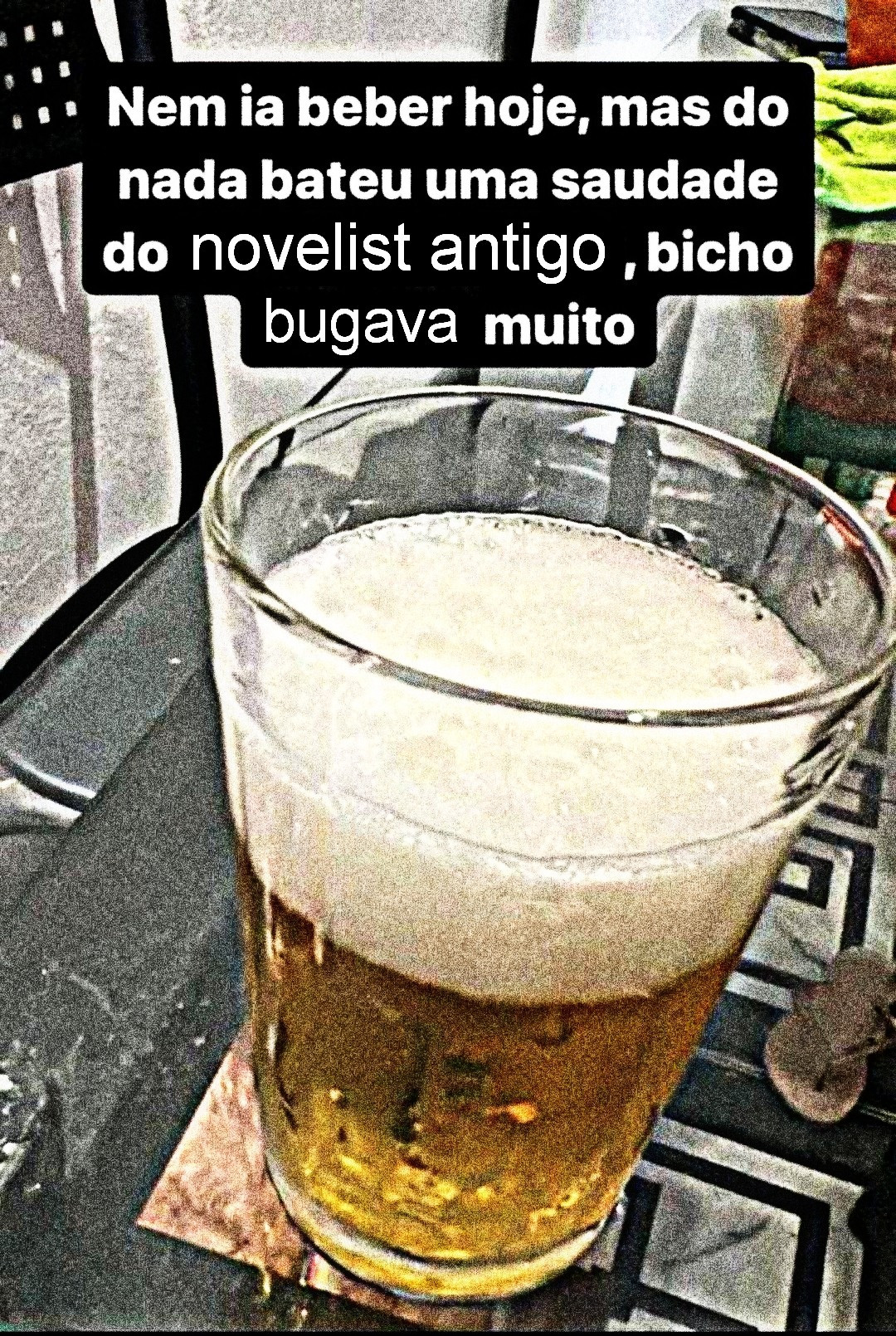 imagem engraçada de Identity V. Um copo cheio de cerveja está em uma mesa de vidro. Acima, a legenda: "Nem ia beber hoje, mas do nada bateu uma saudade do novelist antigo, bicho bugava muito'.