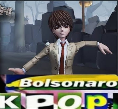 imagem engraçada de Identity V. A foto mostra a skin de crossover Light Yagami in-game em meio a uma animação ociosa. Abaixo, o texto "bolsonaro kpop".