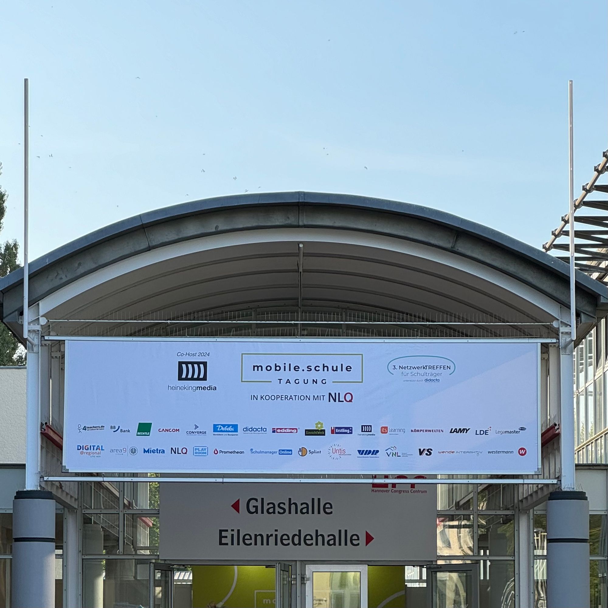 Eingangsbereich der Eilenriedehalle mit Tagungsbanner