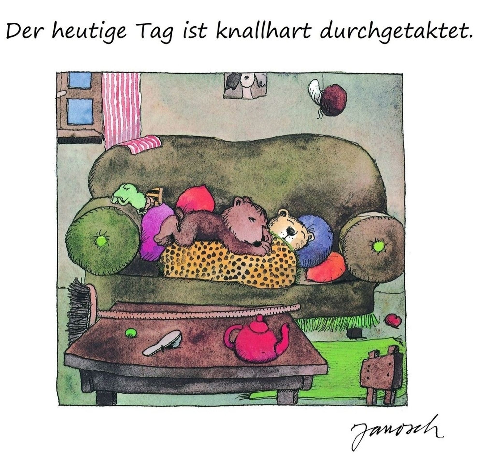 Janosch's kleiner Tiger liegt unter einer gelben Decke nit Punkten auf einem grünen Sofa mit Kissen in orenge, blau, rot und pink, der kleine Bär auf ihm, ein Frosch auf der Lehne und die Tigerente auf einem Kissenbund alle schlafen, auf einem Tisch davor sind ein Besen, eine Kaffekanne, etwas kleines grünes und ein Pantoffel (?) zu sehen, über dem Bild steht: Der heutige Tag ist knallhart durchgetacktet.