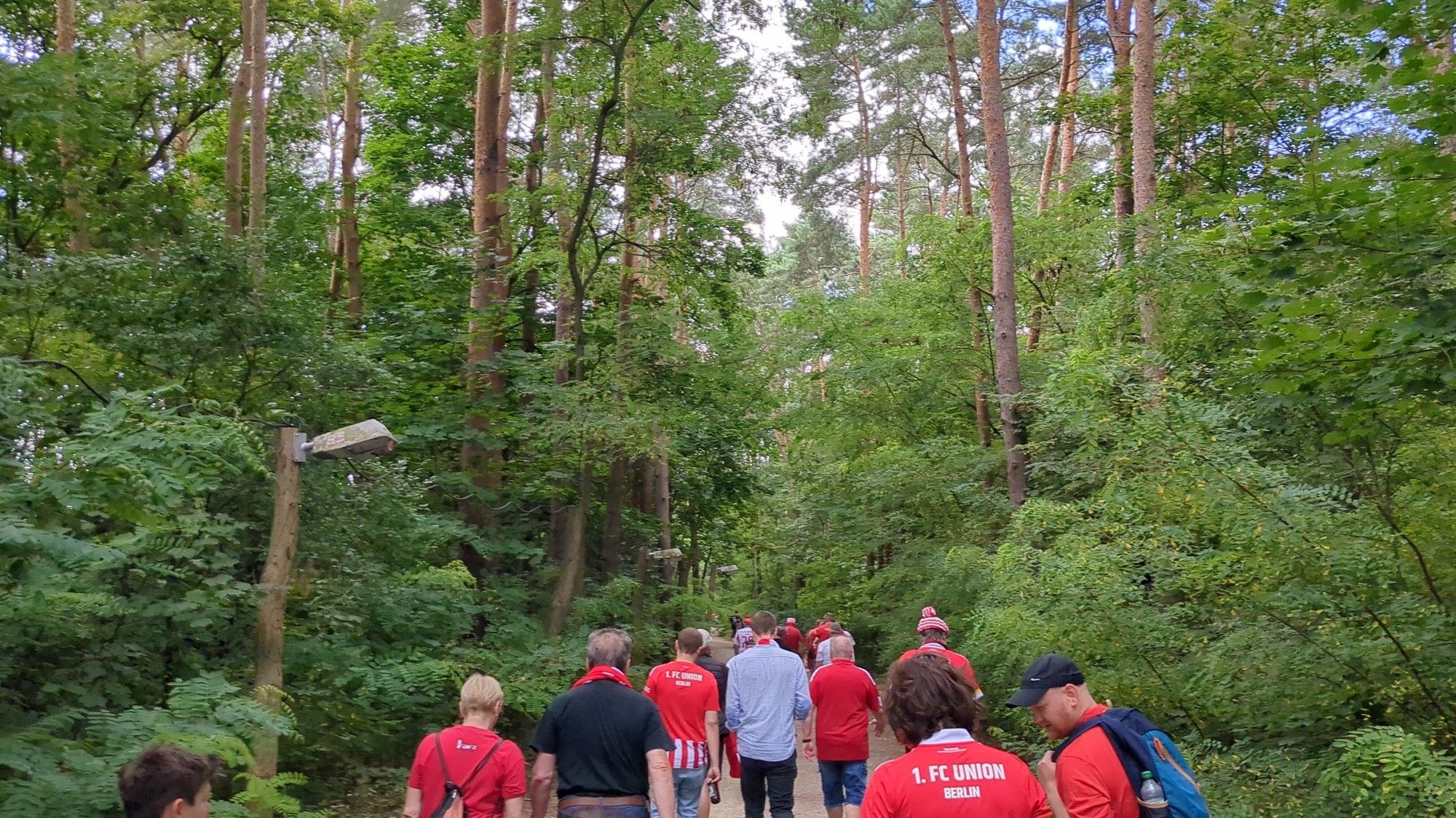 Auf dem Waldweg zum Stadion