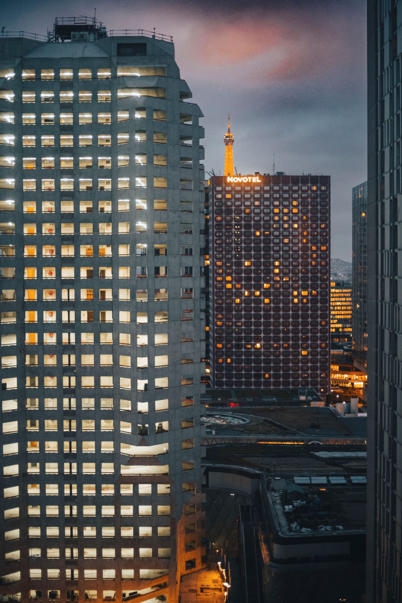 Vue nocturne des immeubles du quartier Beaugrenelle à Paris.