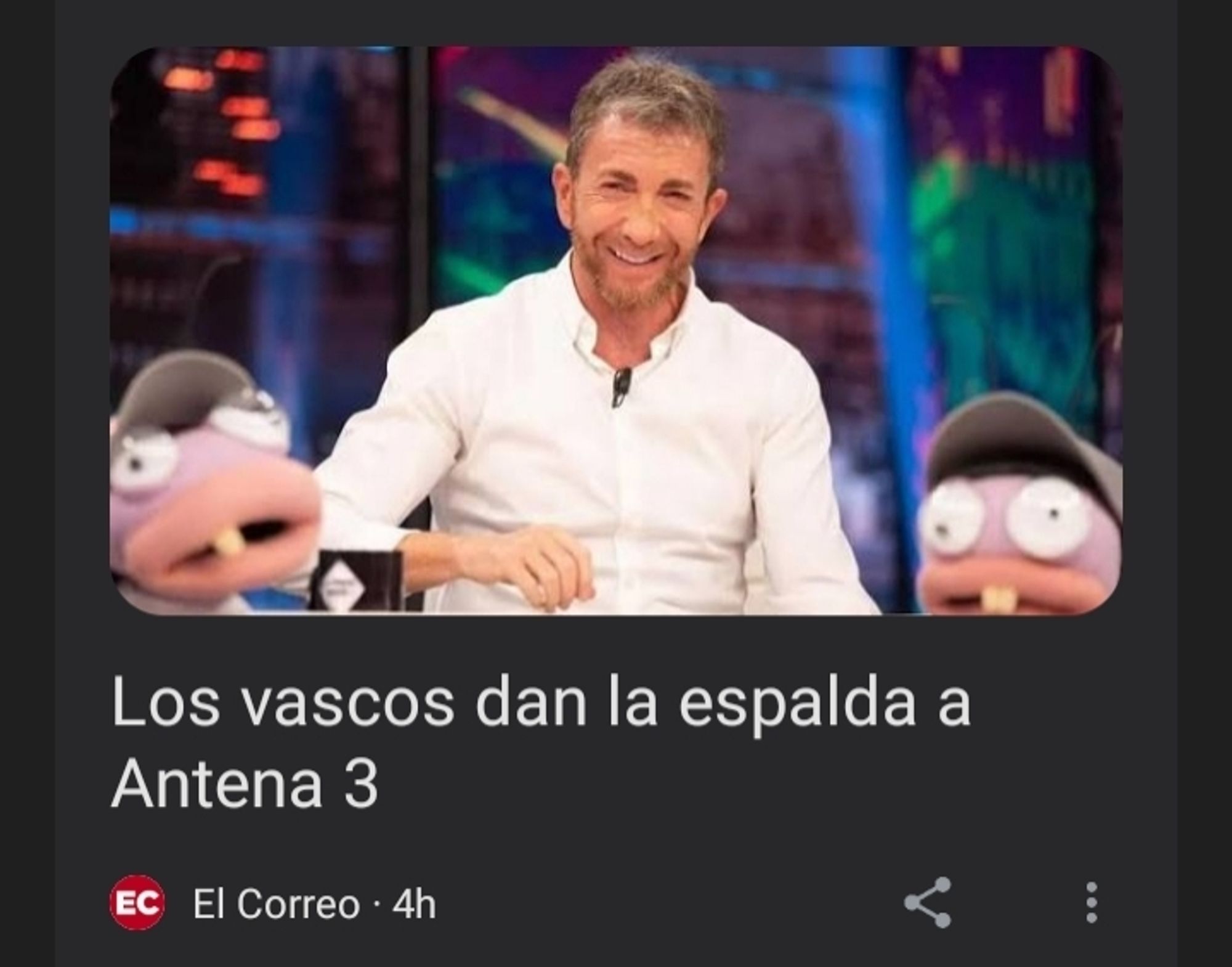 Titular de El Correo, en la app de Google, que dice "Los vascos dan la espalda a Antena 3". Ilustra el titular una foto de «El Hormiguero» de Pablo Mierdas.