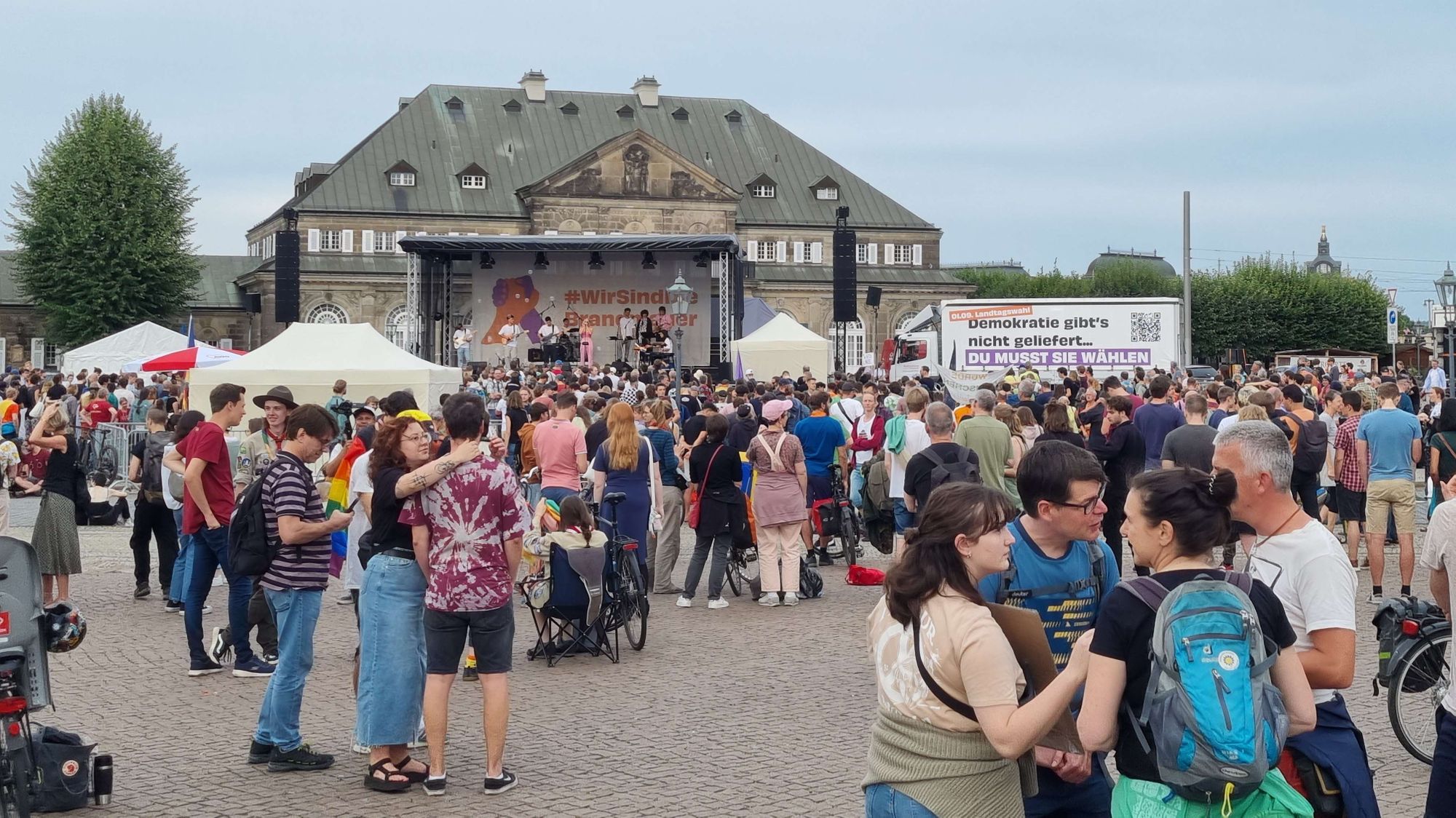 Menschen bei der Kundgebung mit Musik für "Wir sind die Brandmauer" auf den Theaterplatz in Dresden