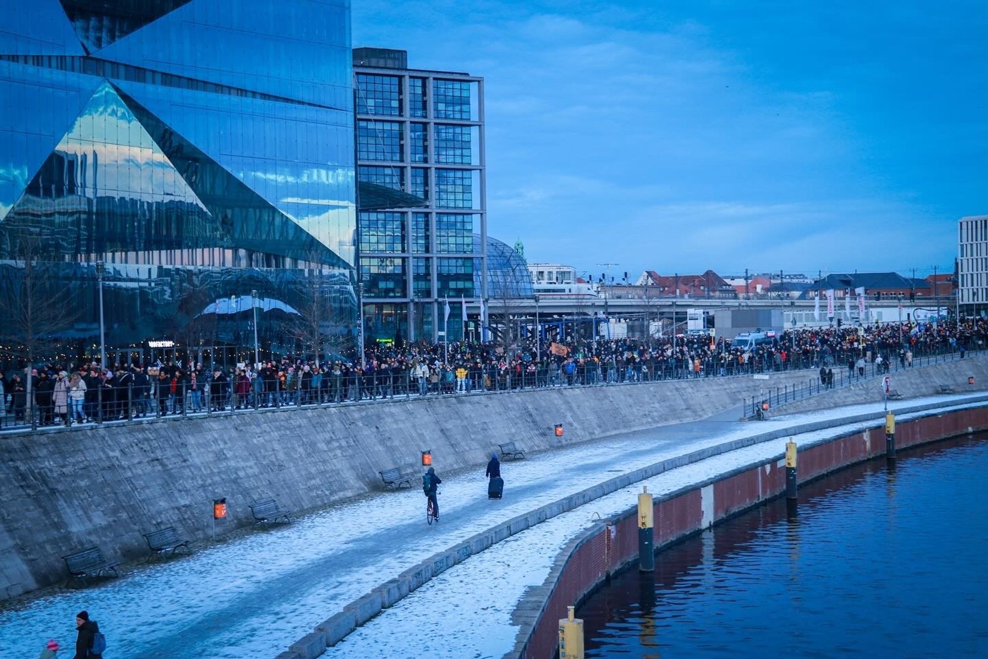 Tausende Demonstrant*innen auf der Rahel-Hirsch-Straße auf ihrem Weg vom Berliner Hauptbahnhof zum Platz der Republik.