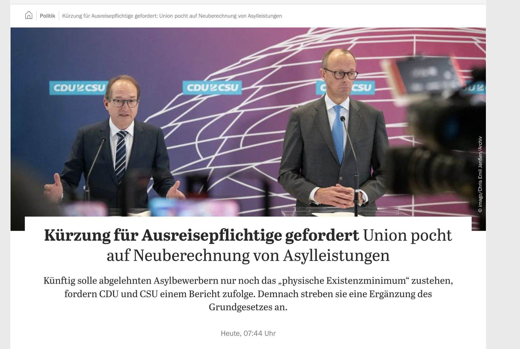 Screenshot eines Artikels aus dem Tagesspiegel. Die Überschrift lautet: "Kürzung für Ausreisepflichtige gefordert. Union pocht auf Neuberechnung von Asylleistungen". Die Unterüberschrift lautet: "Künftig solle abgelehnten Asylbewerbern nur noch das „physische Existenzminimum“ zustehen, fordern CDU und CSU einem Bericht zufolge. Demnach streben sie eine Ergänzung des Grundgesetzes an." Auf dem Titelfoto sind der Partei- und Fraktionsvorsitzende der CDU sowie dr Landesgruppensprecher der CSU im Bundestag zu sehen.